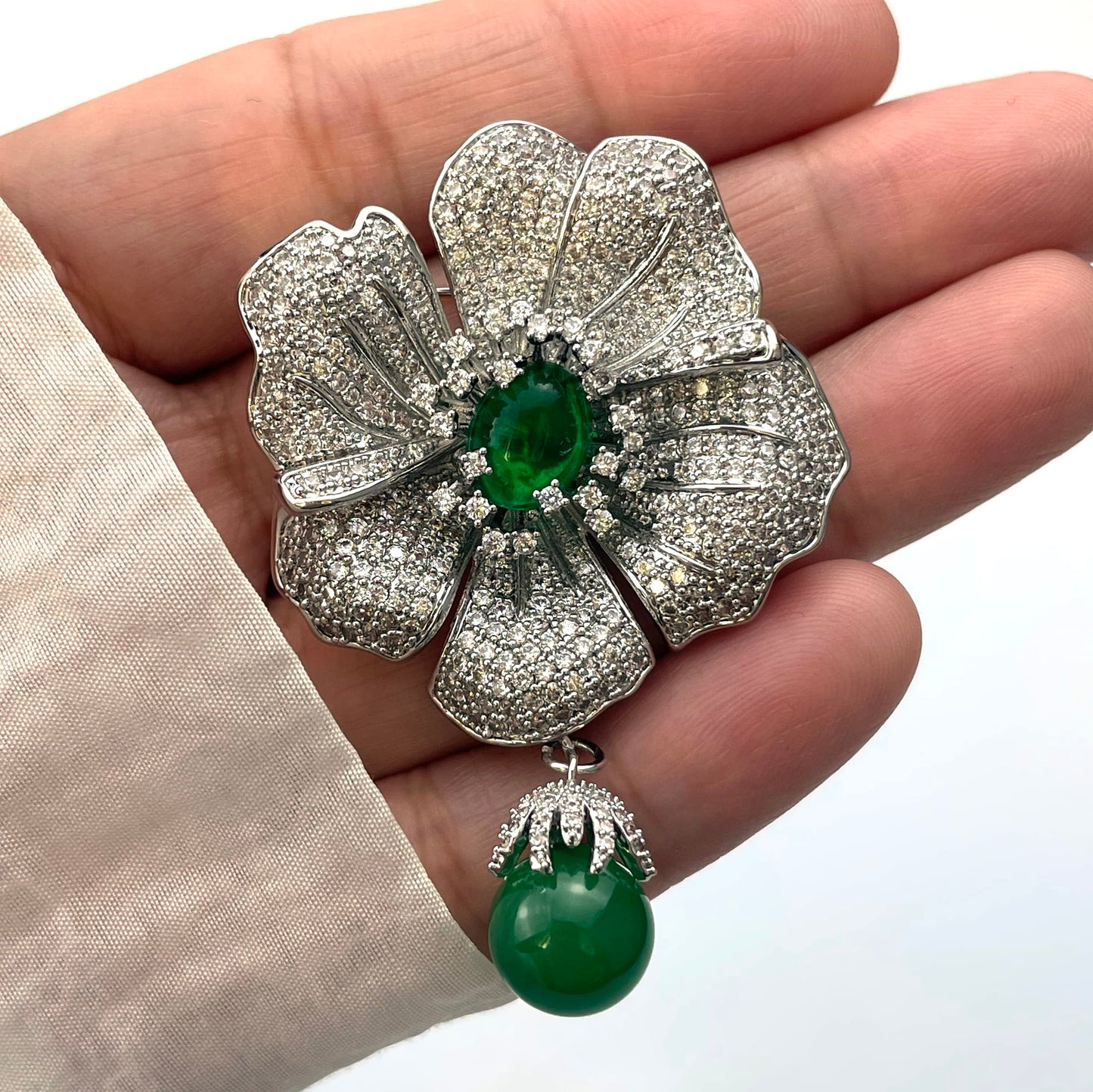 AILONMEI Silver Holiday Luxury Brooches for Women Fashion Large Camellia Brooch Pins Christmas Gift (Camellia, Silver)