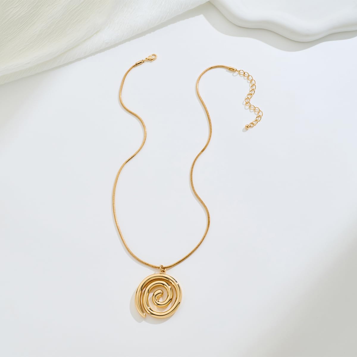 INNERDIVA Chunky Gold Necklace, Spiral Statement Pendant Necklace with Gold-Plated Zinc Alloy Charm Jewelry Gifts