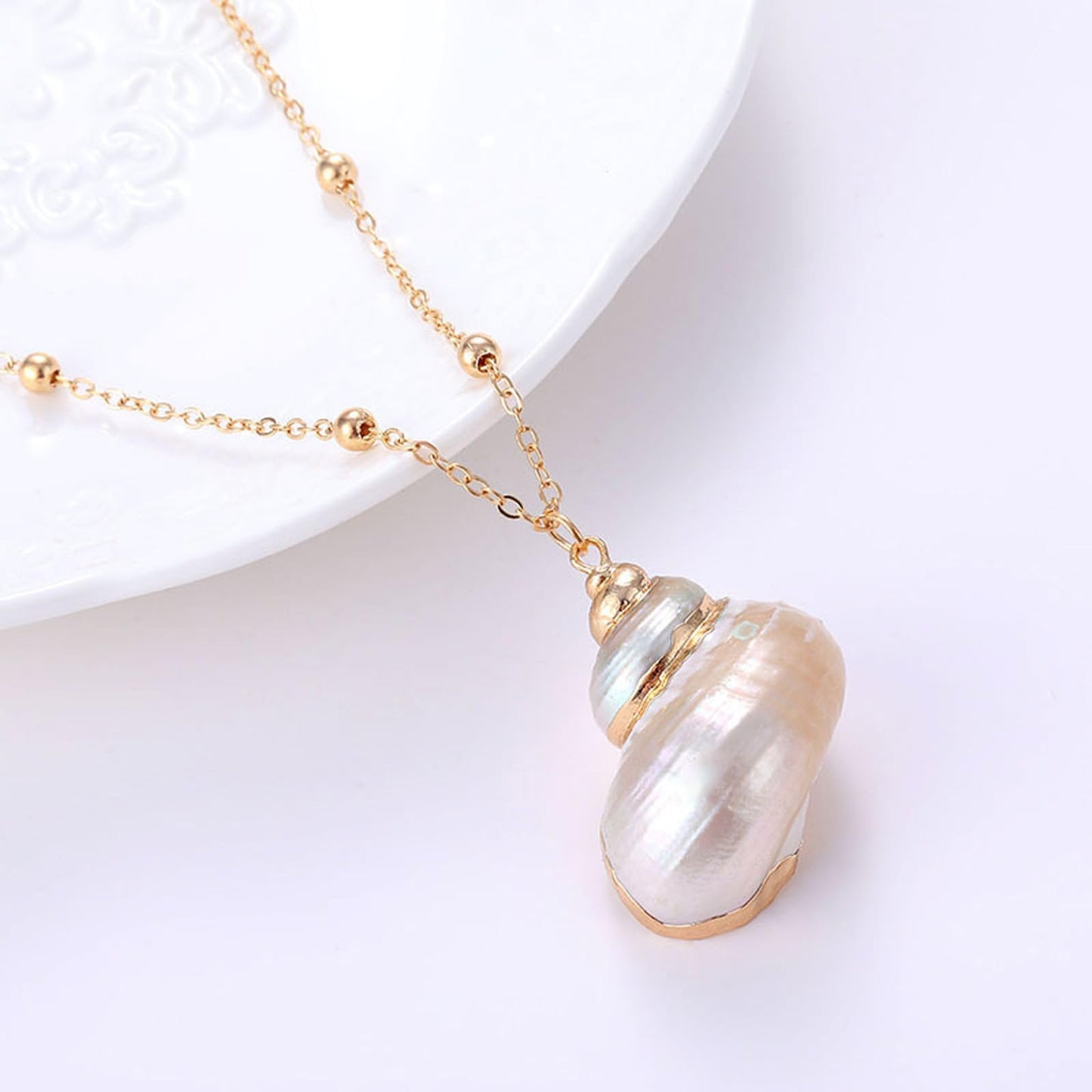 BYETOCE Pure White Conch Pendant Necklace Simple Dainty Gold Plated Ocean Charm Choker Natural Seashell Chain Trendy Boho Beach Jewelry for Women Summer Vacation Decorations