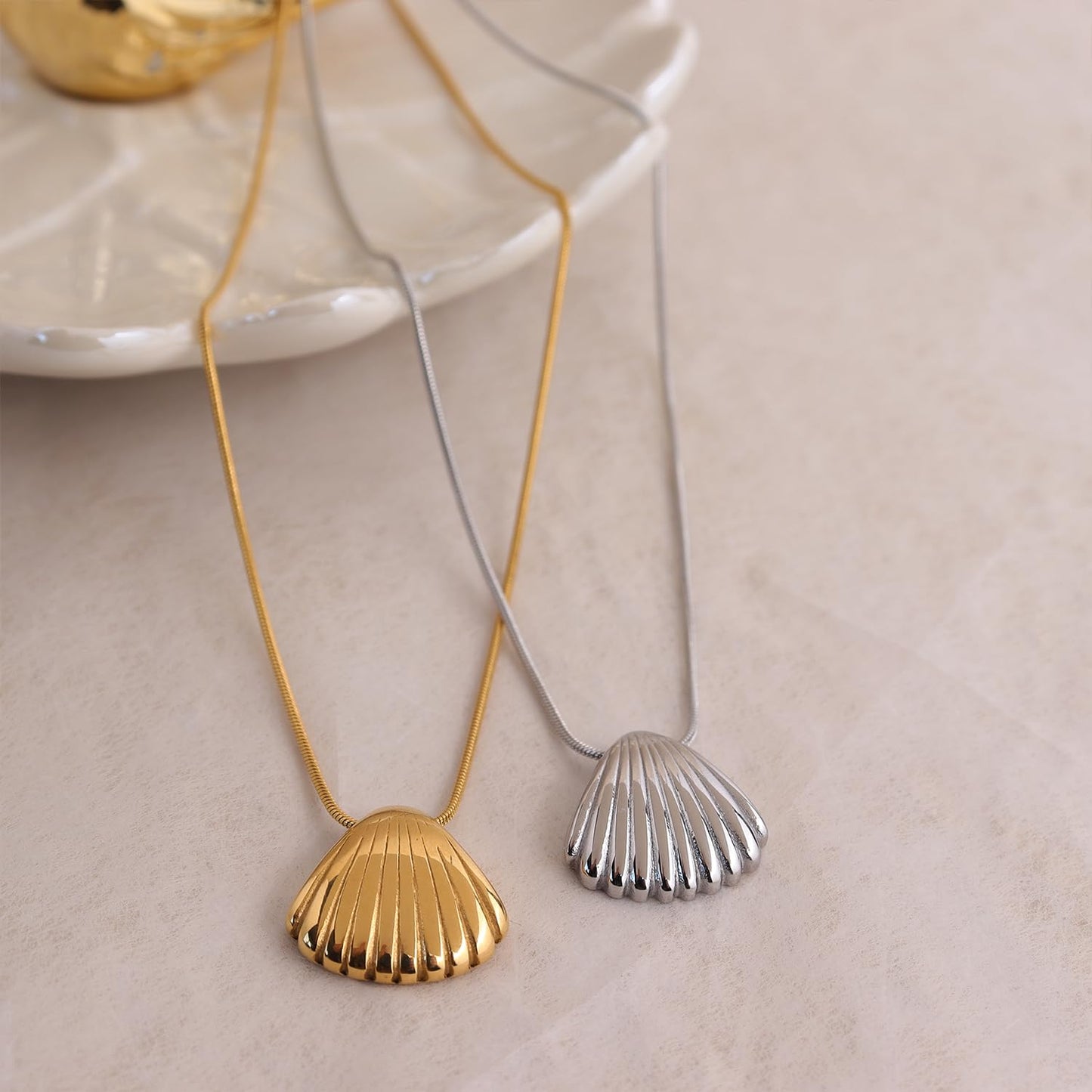 Frigotine Dainty Gold Shell Pendent Necklace for Women, Trendy Simple Statement Seashell Textured Adjustable Snake Chain Choker Summer Beach Jewelry Gifts