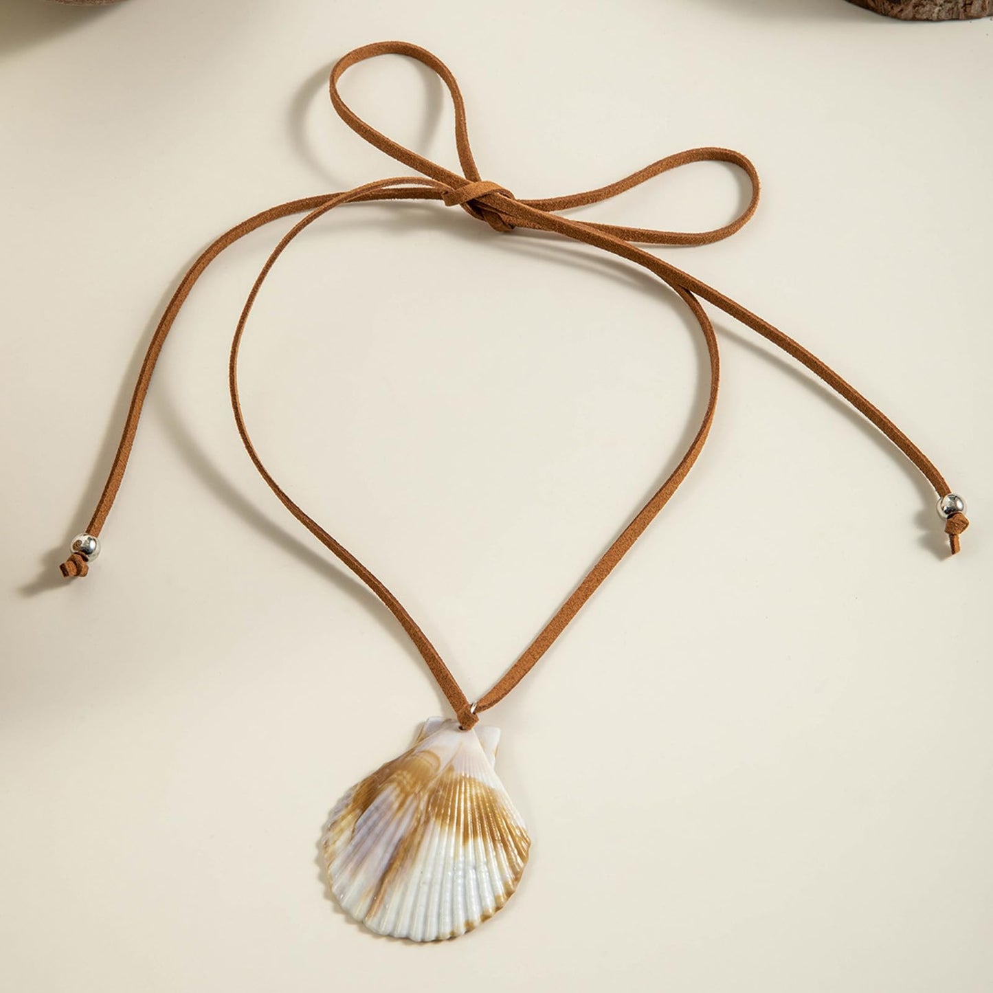 BYETOCE Large Seashell Pendant Necklace Natural Textured Ocean Jewellery White Shell Choker with Leather for Women Boho Beach Charm Chain Trendy Summer Ocean Jewelry Ornament