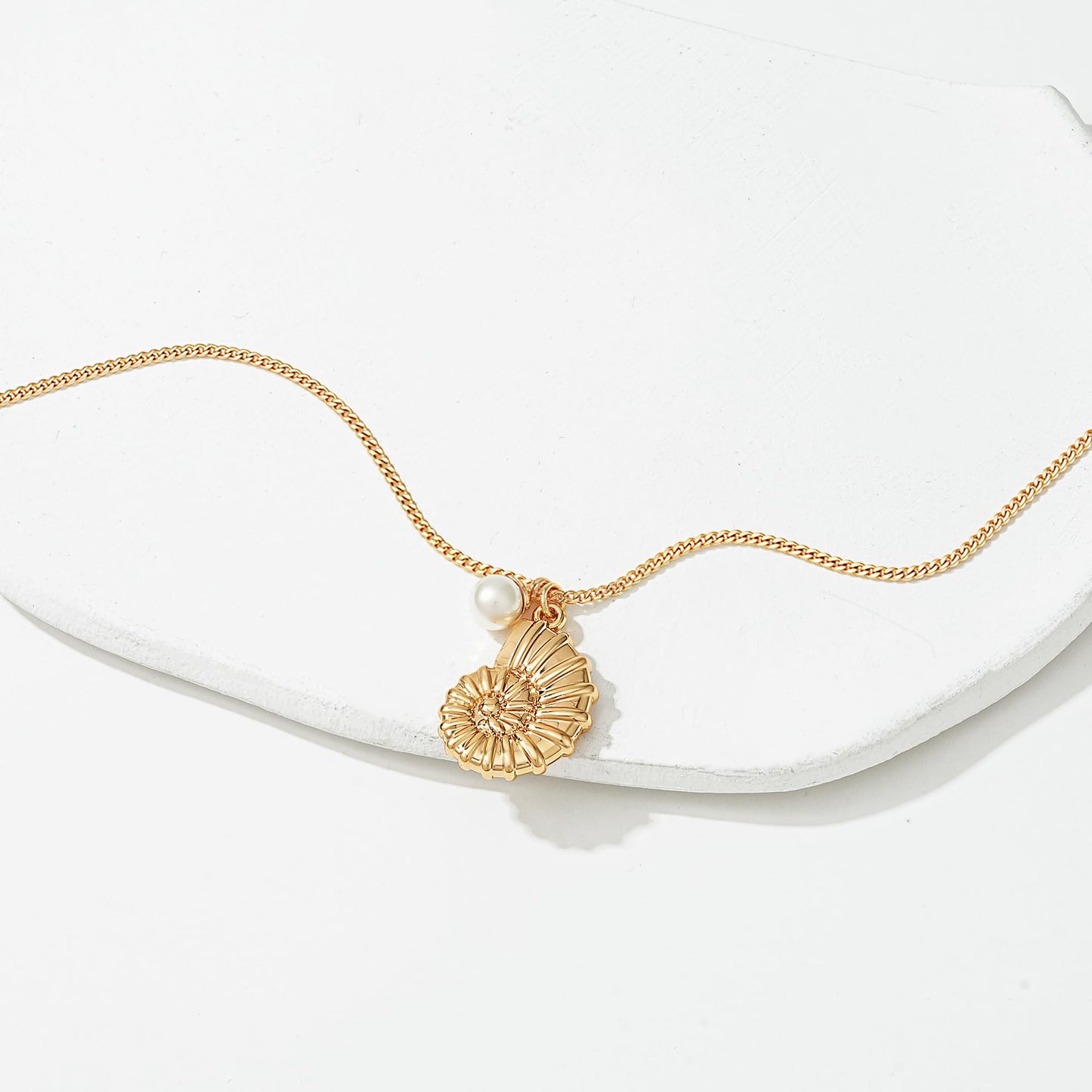 MTMY Gold Starfish Necklace 14K Gold Plated Shell Conch Ocean Pendant Necklace for Women Beach Summer Jewelry(Pearl Conch)