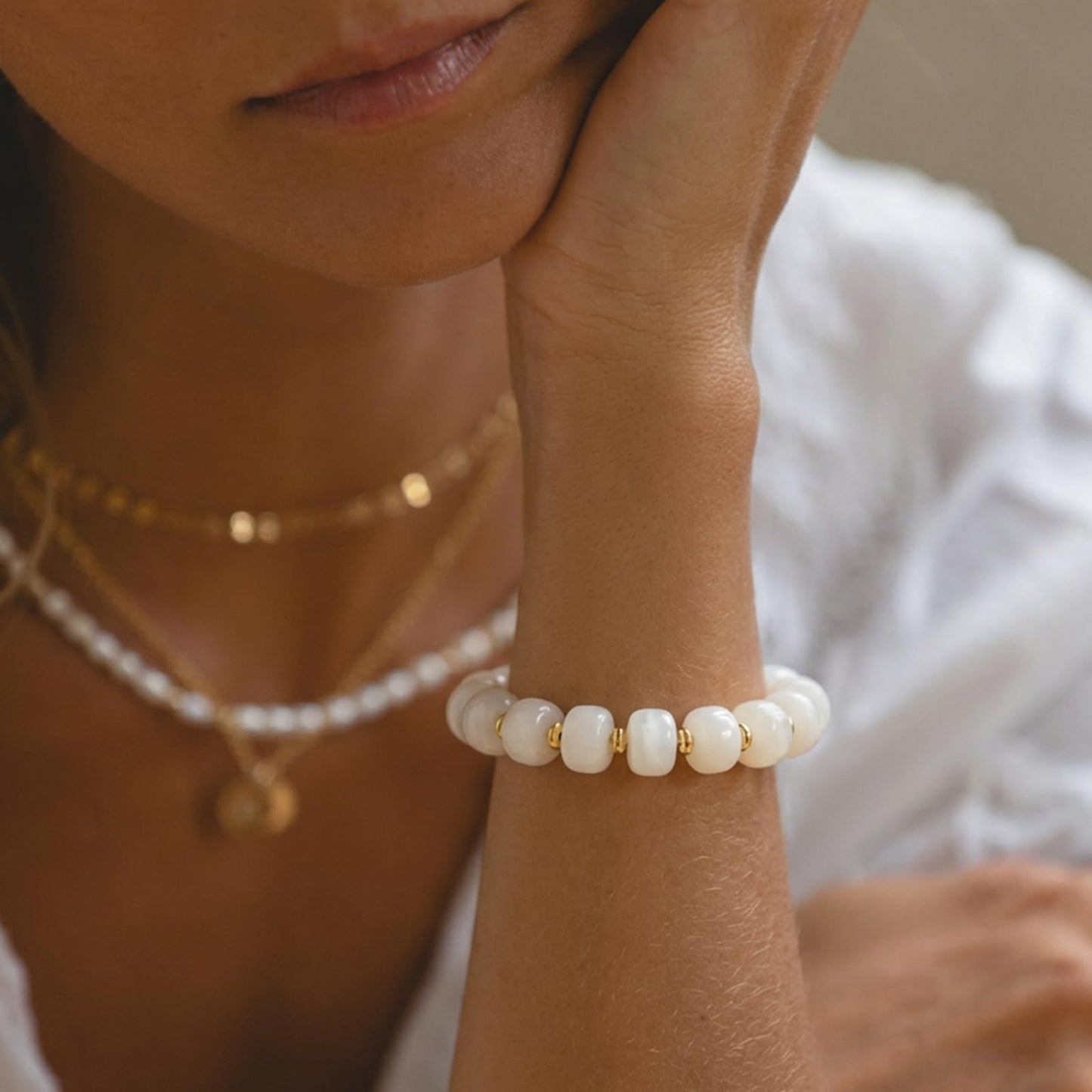HolidayQbee Beaded Bracelets for Women Dainty Chunky Bracelet White Beaded Boho Summer Bracelet Fashion Trendy Stone Beads Bracelet Beach Jewelry Gifts