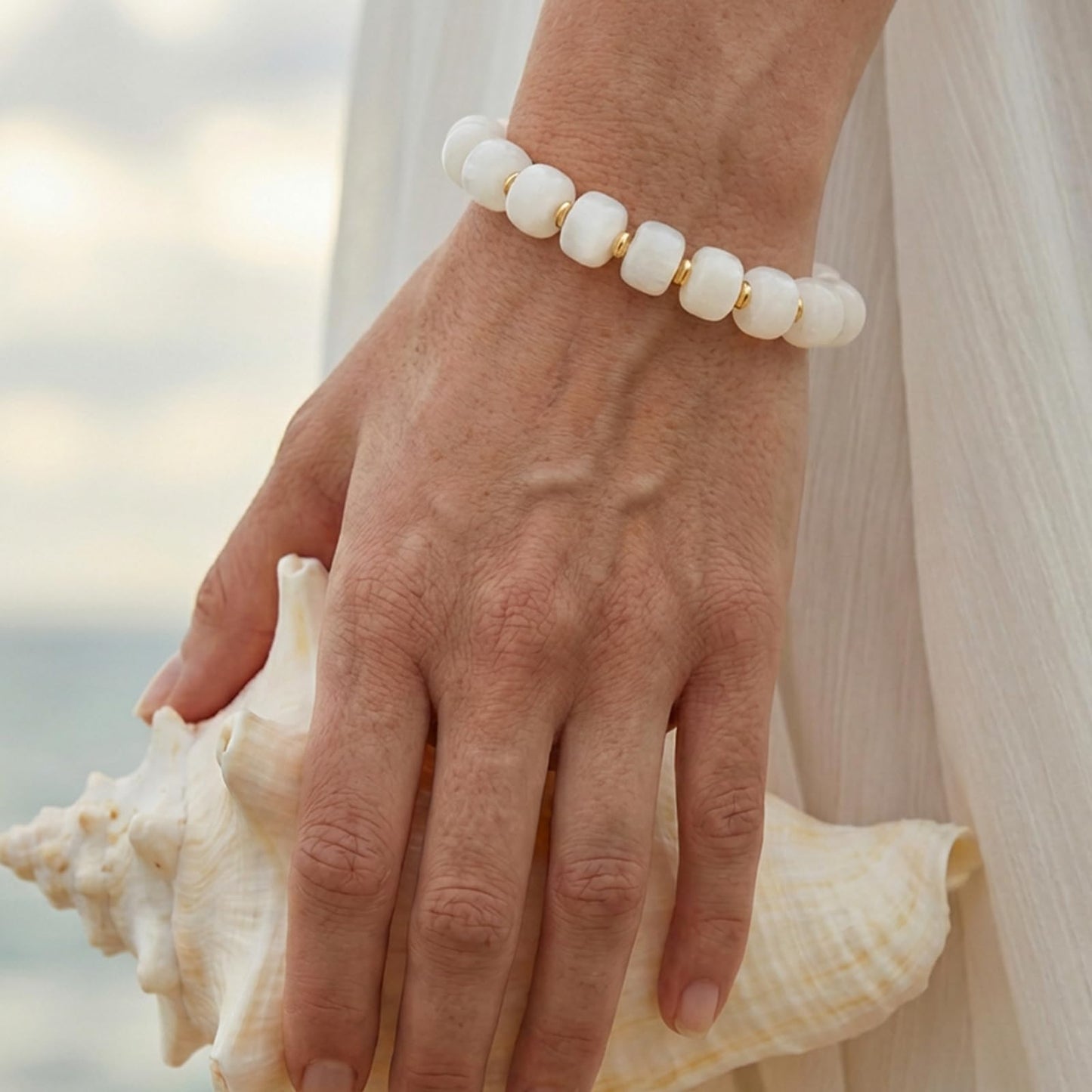 HolidayQbee Beaded Bracelets for Women Dainty Chunky Bracelet White Beaded Boho Summer Bracelet Fashion Trendy Stone Beads Bracelet Beach Jewelry Gifts