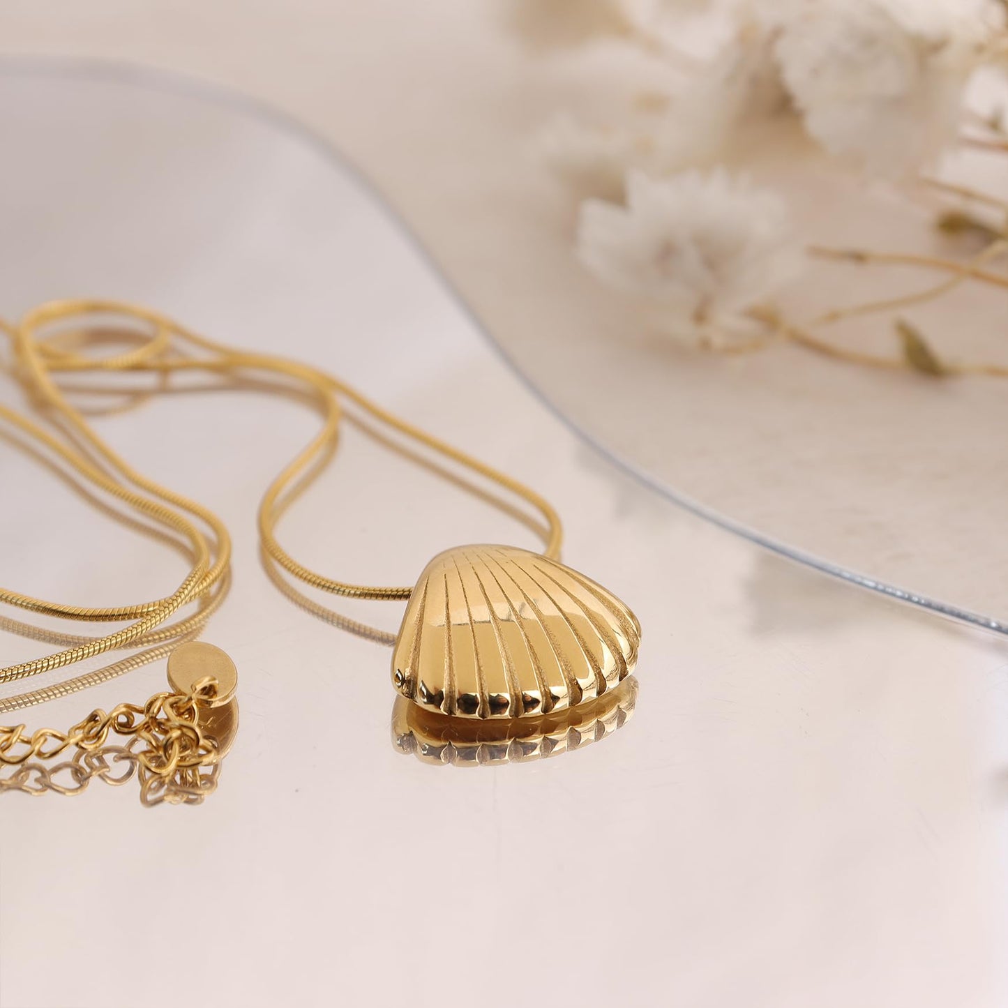 Frigotine Dainty Gold Shell Pendent Necklace for Women, Trendy Simple Statement Seashell Textured Adjustable Snake Chain Choker Summer Beach Jewelry Gifts