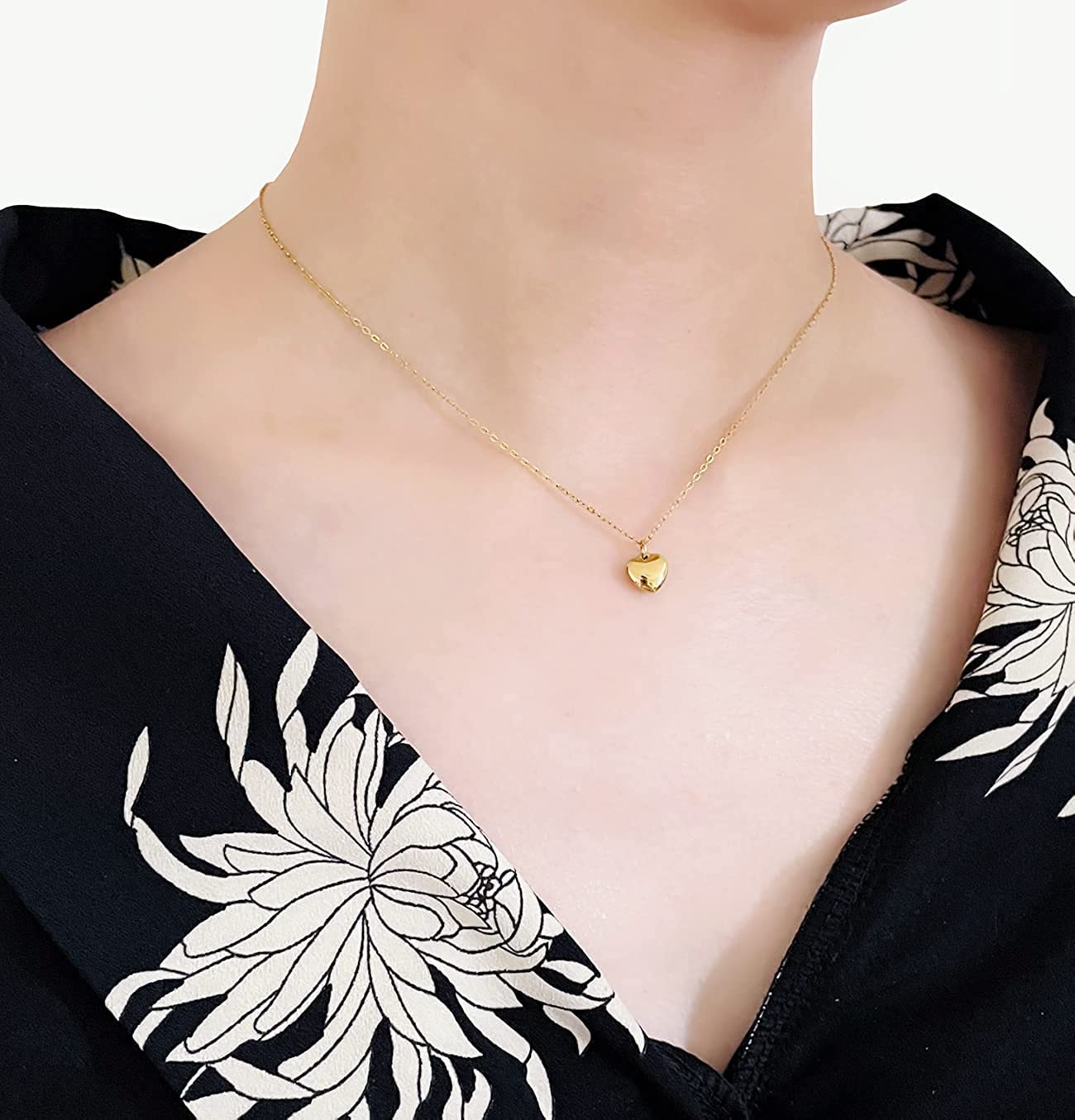LUUK LIFESTYLE Filigree necklace with heart pendant and HAPPINESS gift card, minimalist fashion accessory, jewelry to offer, proof of love, trendy stylish fashion, adjustable 19” length, gold