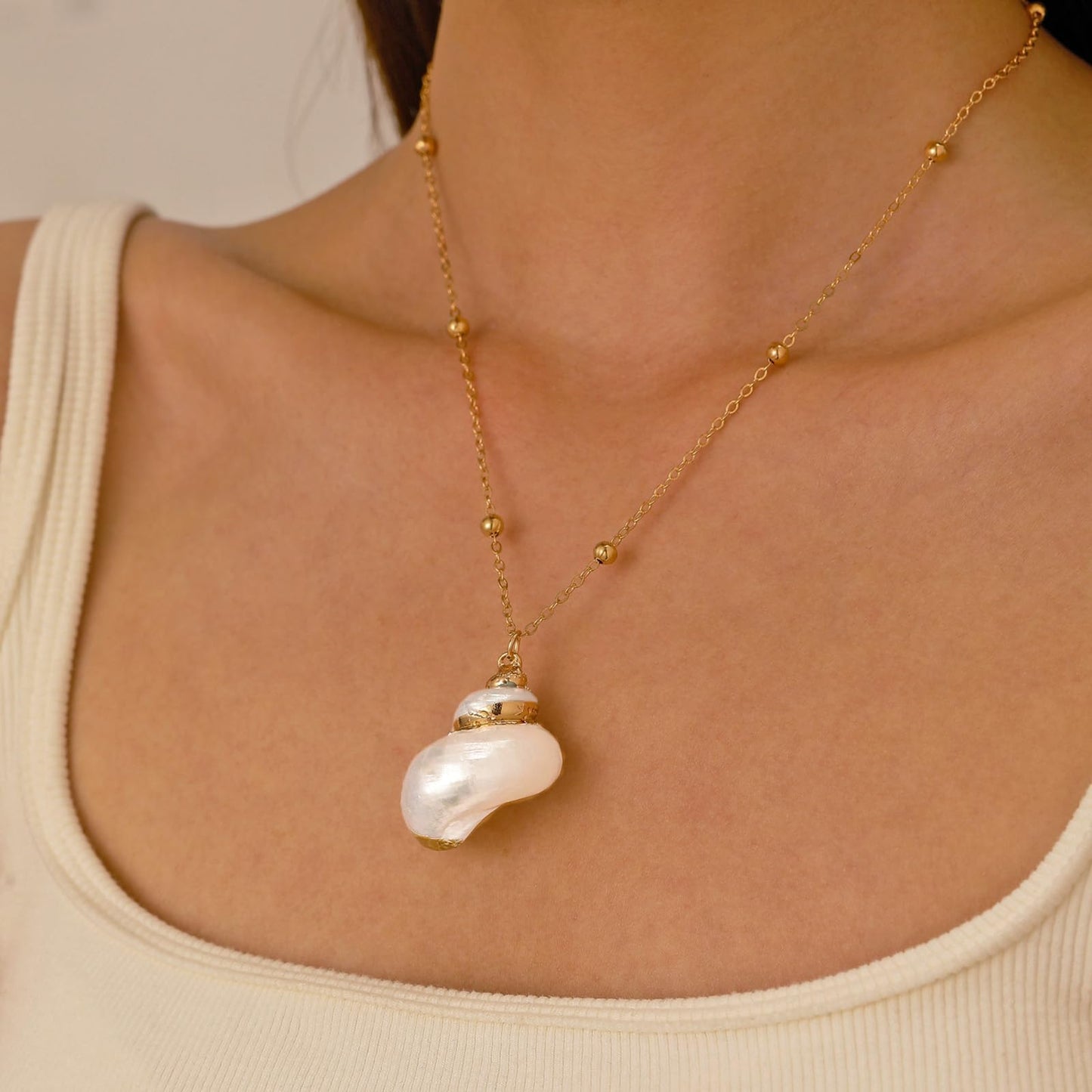 BYETOCE Pure White Conch Pendant Necklace Simple Dainty Gold Plated Ocean Charm Choker Natural Seashell Chain Trendy Boho Beach Jewelry for Women Summer Vacation Decorations