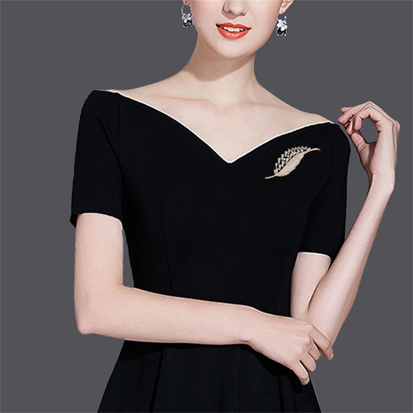AILONMEI Elegant Leaf Corsage Brooches Jewelry for Women Fashion Pearl Costume Broaches and Pins(Silver)