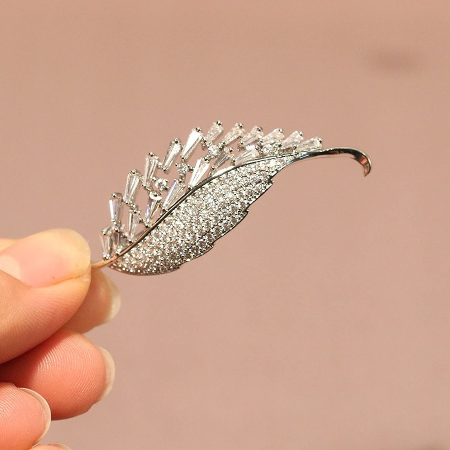 AILONMEI Elegant Leaf Corsage Brooches Jewelry for Women Fashion Pearl Costume Broaches and Pins(Silver)