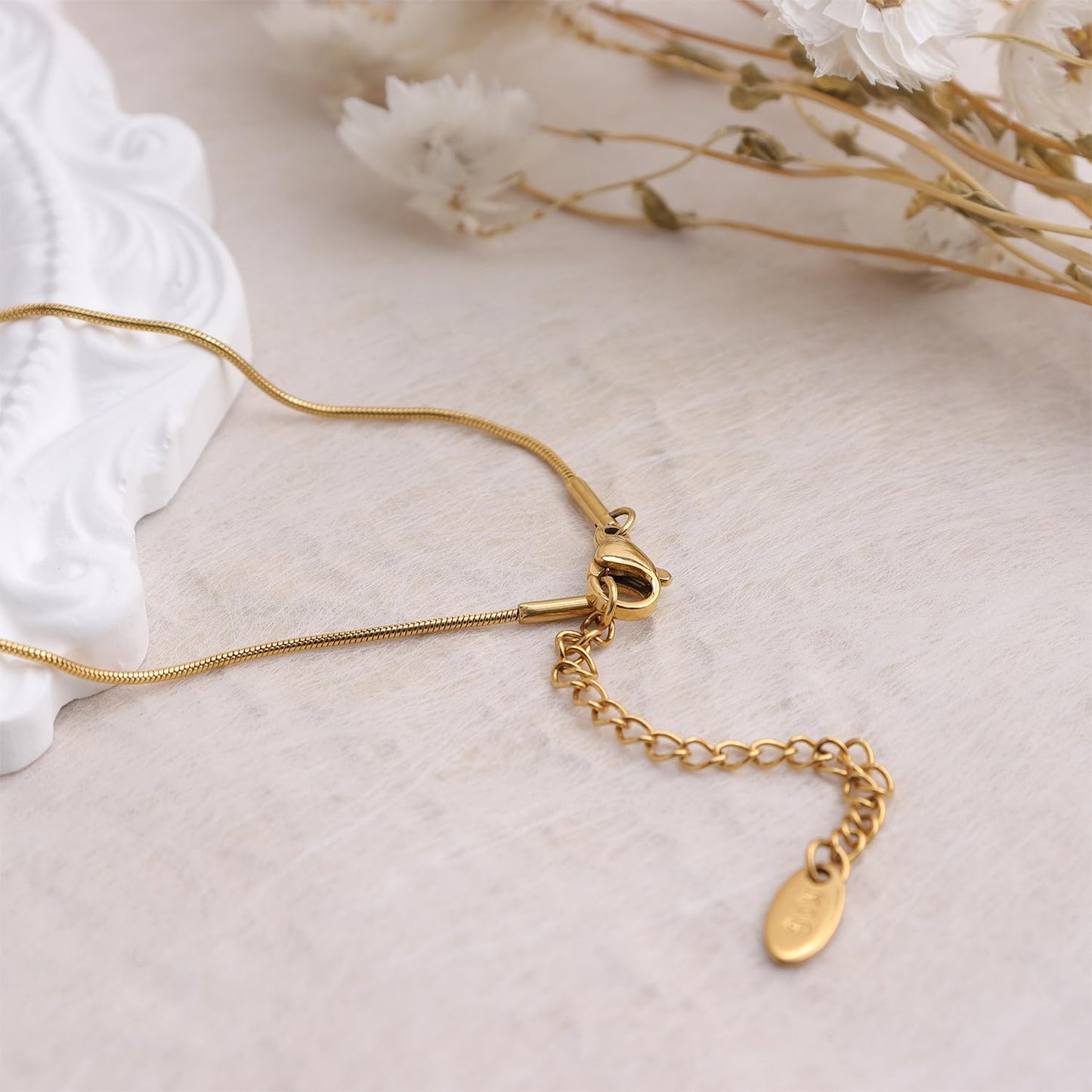 Frigotine Dainty Gold Shell Pendent Necklace for Women, Trendy Simple Statement Seashell Textured Adjustable Snake Chain Choker Summer Beach Jewelry Gifts