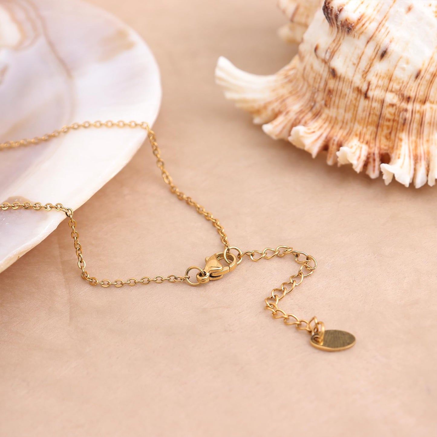 Frigotine Gold Shell Pendent Pearl Beaded Necklace for Women, Dainty Statement Seashell Textured Adjustable Chain Choker Summer Beach Jewelry Gifts