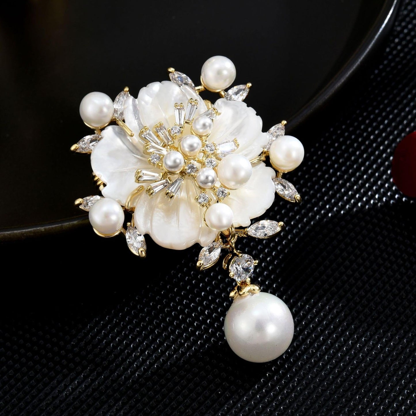 EMEGCY Gold Pearl Flower Brooch for Women Pearl Pin Flower Lapel Pin 18K Gold Plated Rhinestone Jewelry Gift for Mom Wife Sister Bride Wedding Brooches