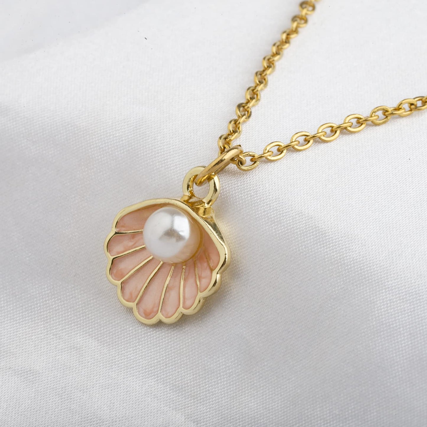 BNQL Seashell Pendant Necklace Beach Lover Gifts Scallop Necklace Enamel Blue Seashell Jewelry Gifts for Women