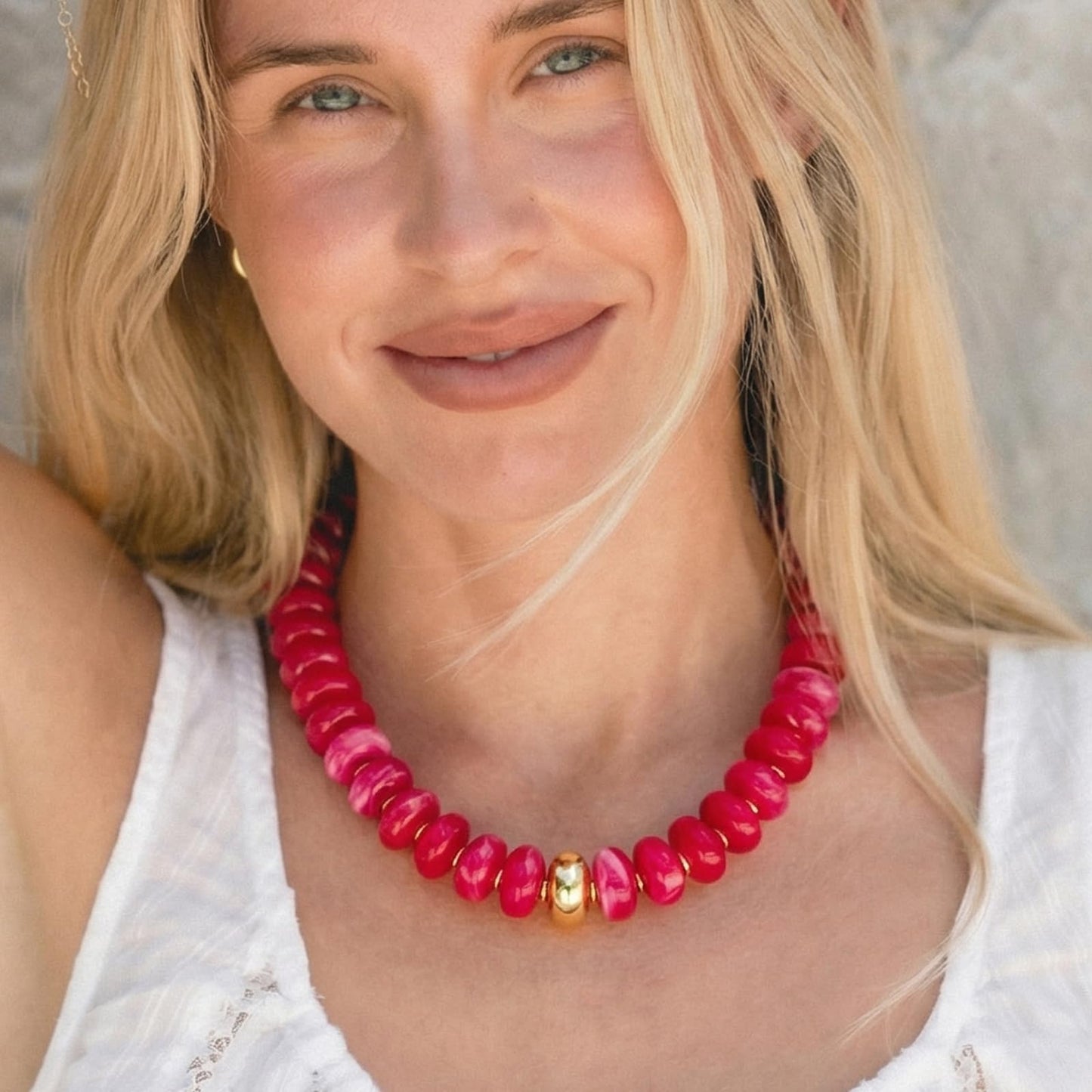 HolidayQbee Beaded Necklace for Women Chunky Beaded Choker Necklace Boho Oval Rose Red Big Bead Statement Necklaces Fashion Trendy Summer Beach Jewelry Gifts