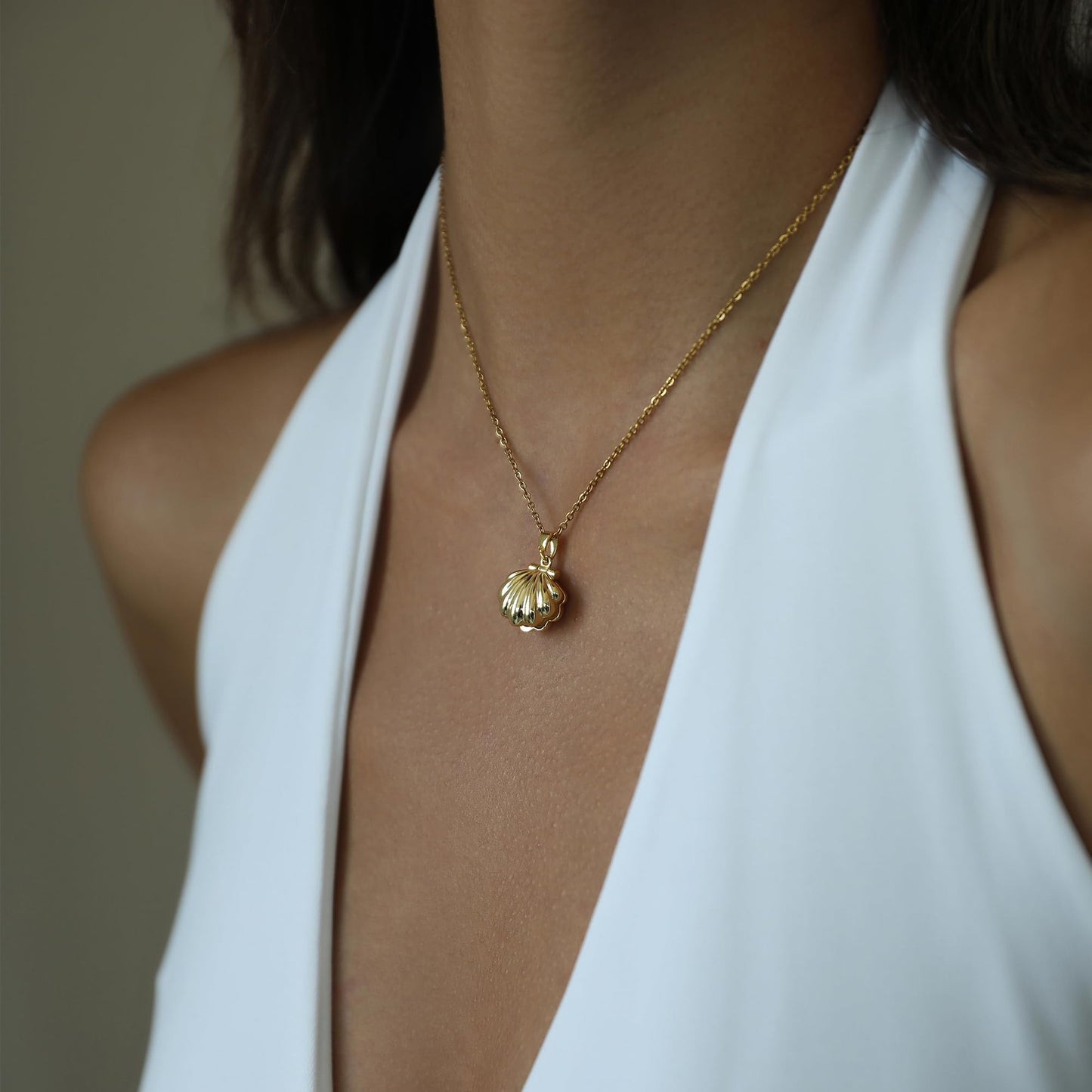 ZKJTEARY Seashell necklace for Women Trendy Dainty 18k Gold Plated Shell Charm Beach Pendent Necklace Minimalist Delicate Sea Shell Jewelry for Women Christmas Gift (seashell)