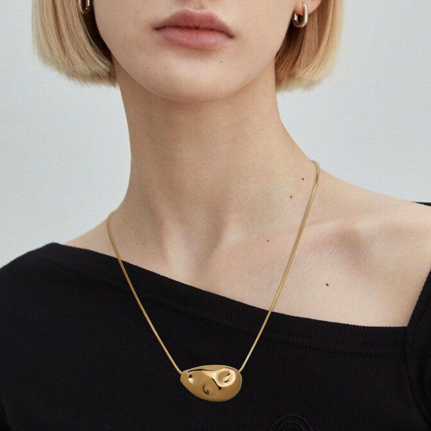 Frigotine Chunky Golden Teardrop Pendant Necklace for Women，Trendy Statement Charm Thick Adjustable Hammered Hollow Long Chain Nacklaces Fall Winter Prom Jewelry Gift.