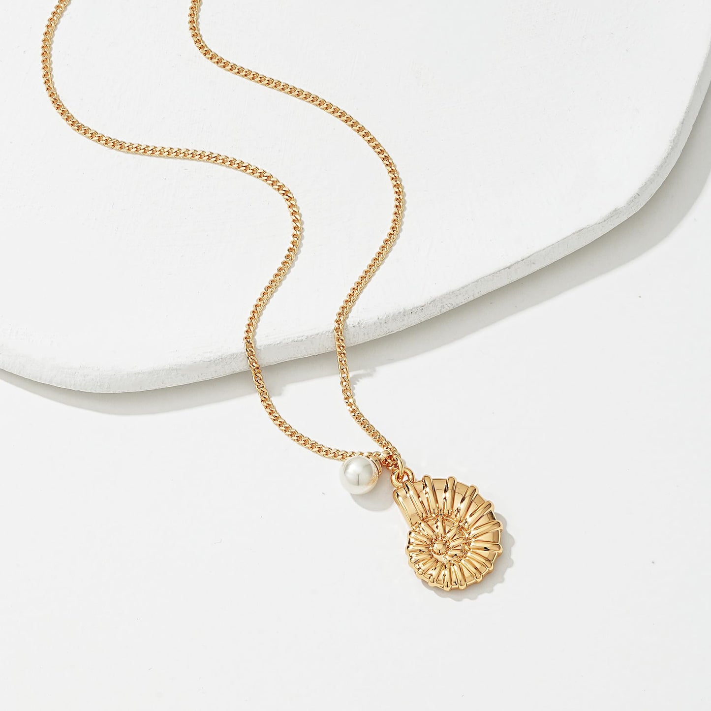 MTMY Gold Starfish Necklace 14K Gold Plated Shell Conch Ocean Pendant Necklace for Women Beach Summer Jewelry(Pearl Conch)