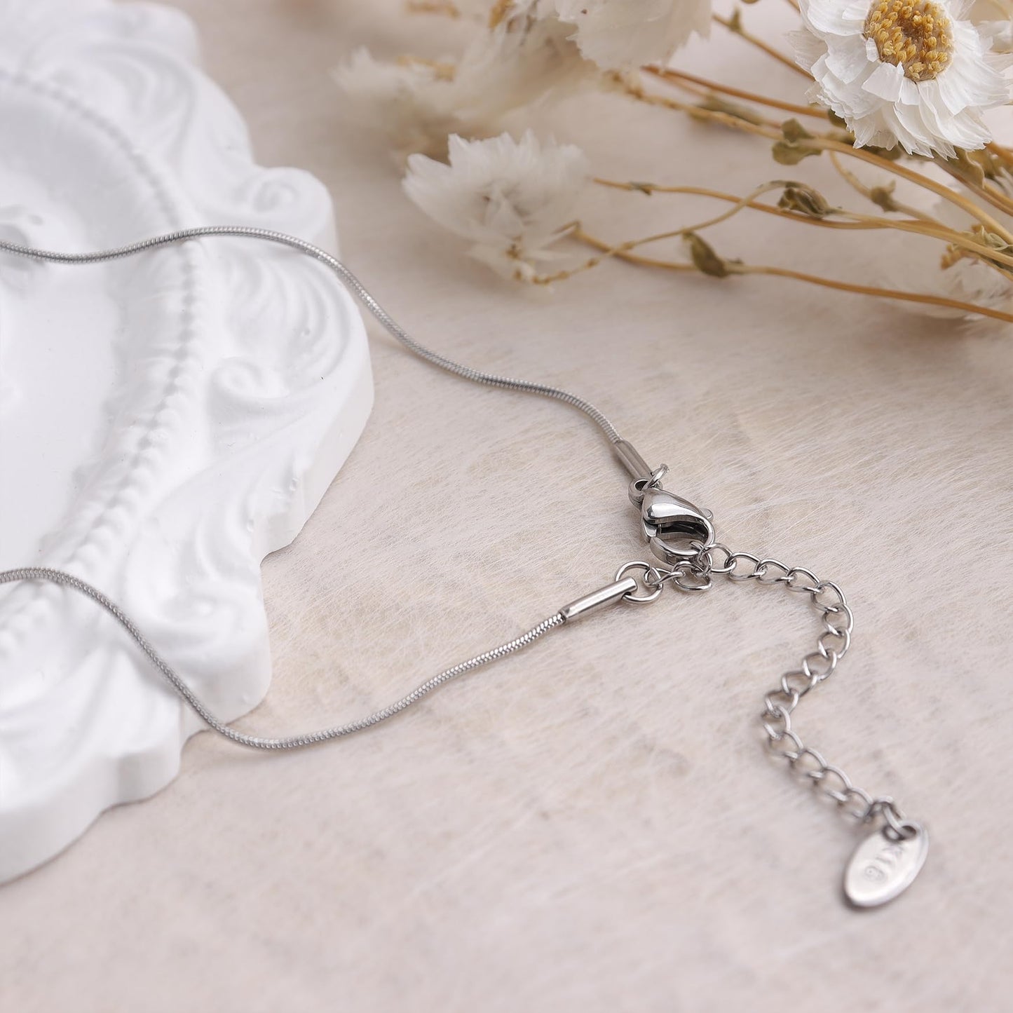 Frigotine Dainty Silver Shell Pendent Necklace for Women, Trendy Simple Statement Seashell Textured Adjustable Snake Chain Choker Summer Beach Jewelry Gifts