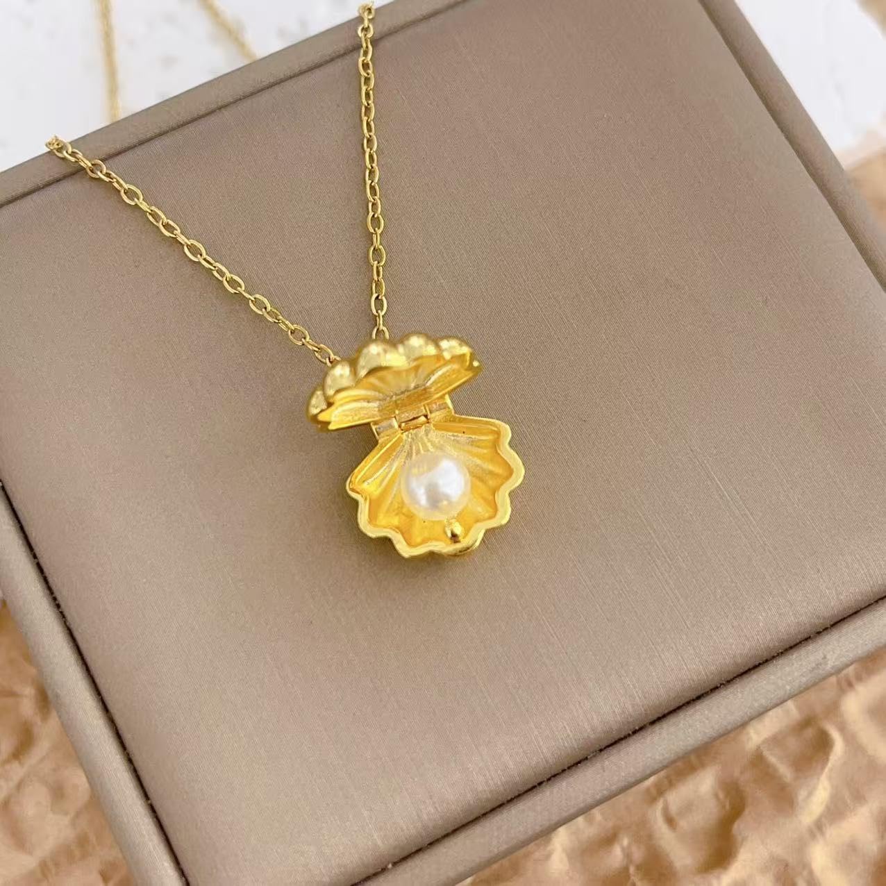 ZKJTEARY Seashell necklace for Women Trendy Dainty 18k Gold Plated Shell Charm Beach Pendent Necklace Minimalist Delicate Sea Shell Jewelry for Women Christmas Gift (seashell)