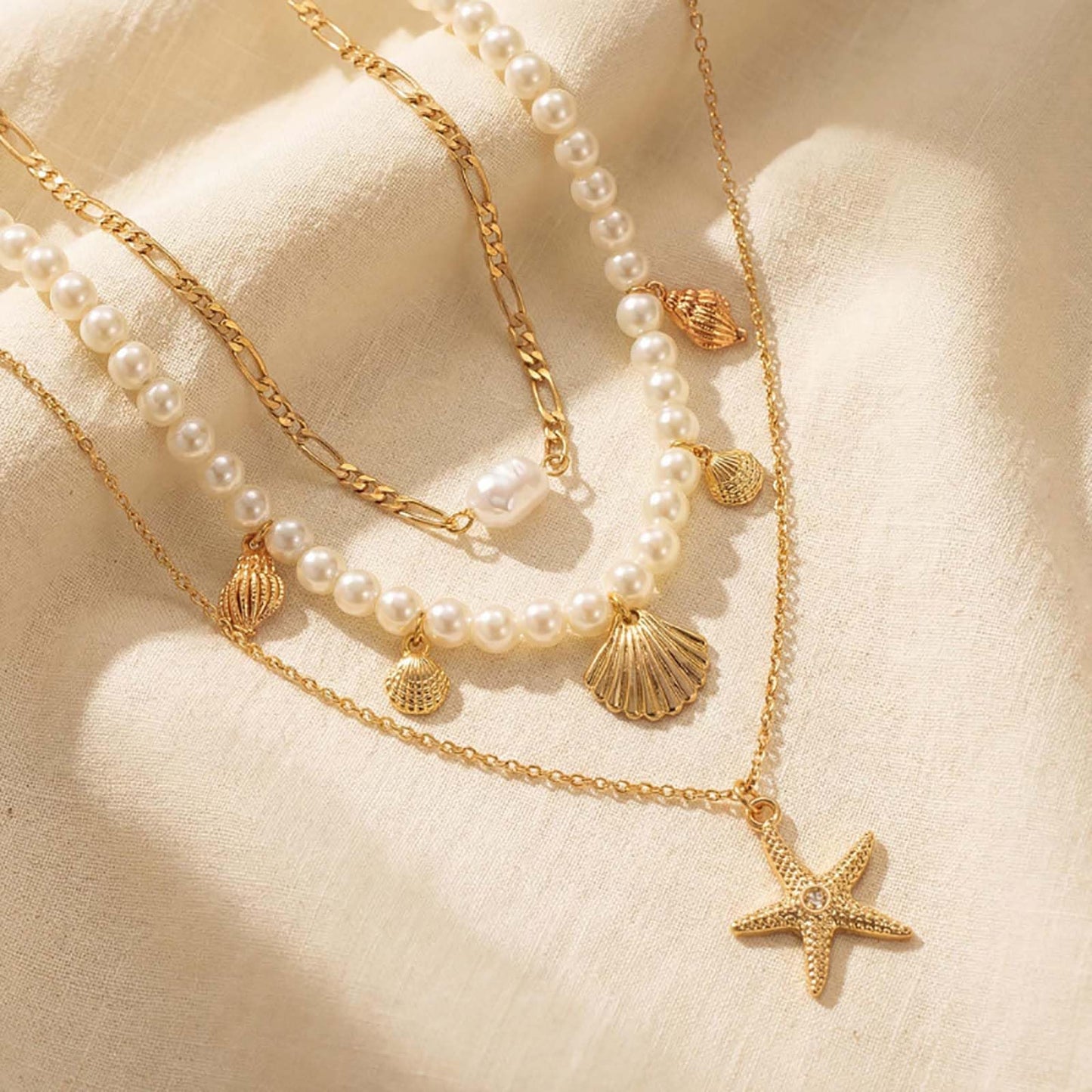 Beach Necklaces for Women Shell Starfish Necklace for Women Gold Plated Boho Layered Pendant Necklace with Pearl Conch Charm Dainty Summer Dress Beach Vacation Jewelry Gifts