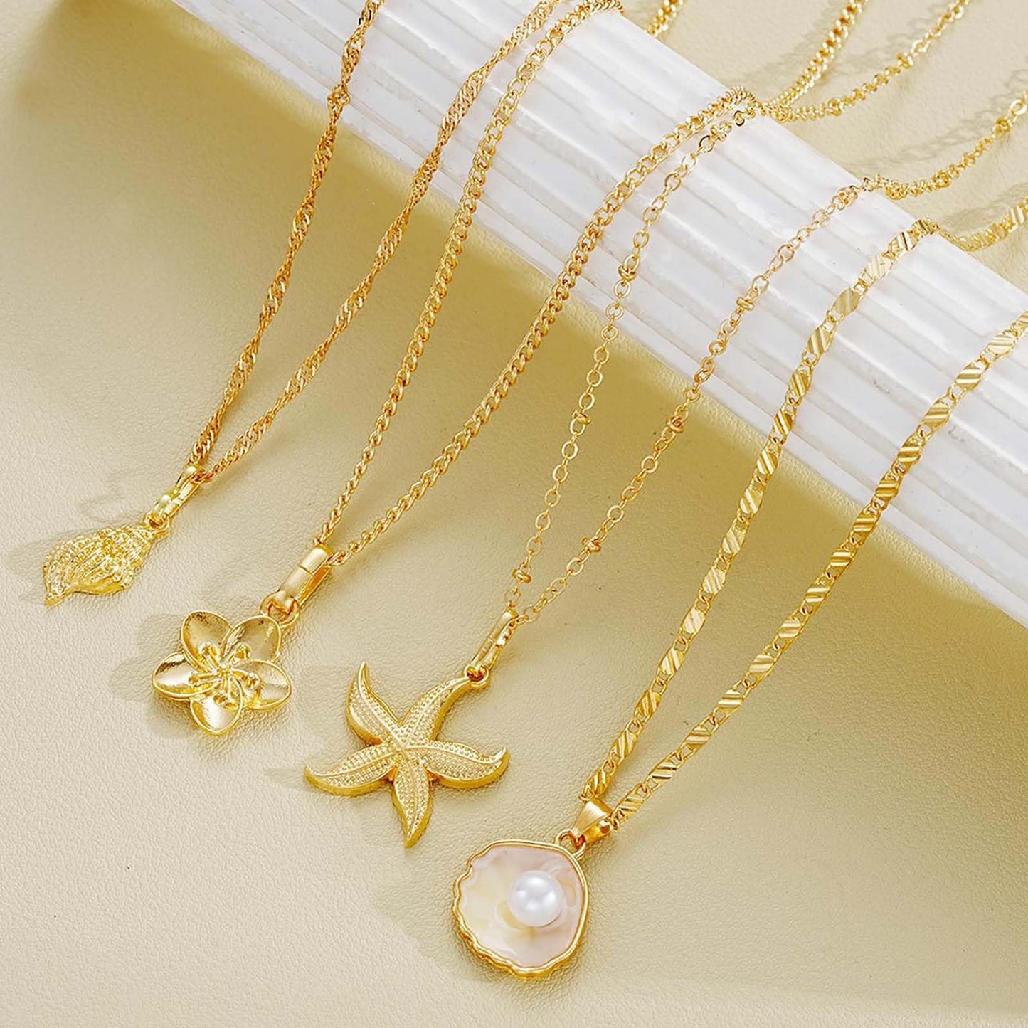 Beach Necklaces for Women Shell Starfish Necklace for Women Gold Plated Boho Layered Pendant Necklace with Pearl Conch Charm Dainty Summer Dress Beach Vacation Jewelry Gifts