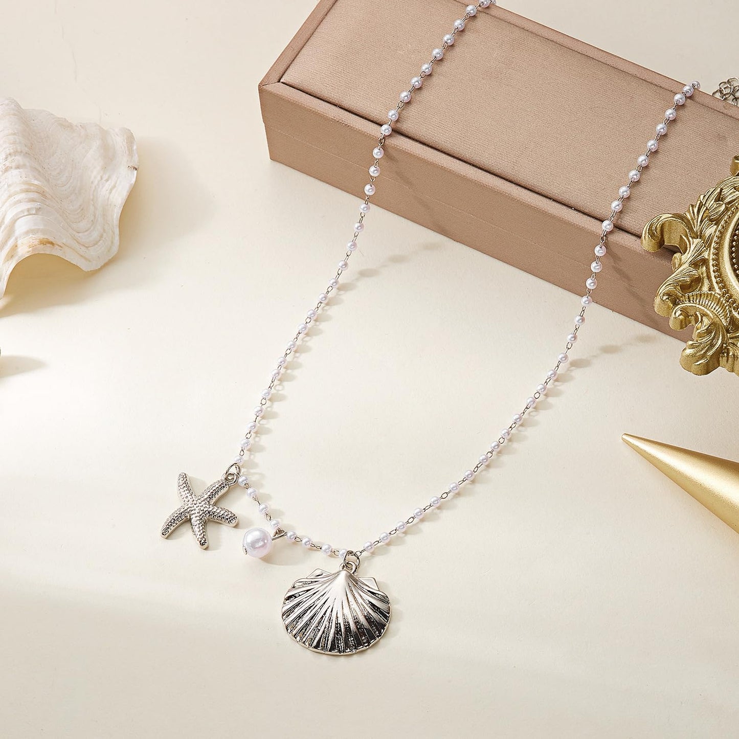 Gold Starfish Seashell Pearl Necklace for Women Gold Pearl Beaded Choker Necklace Summer Boho Starfish Seashell Charm Pendant Necklaces Beach Mermaid Jewelry Accessories