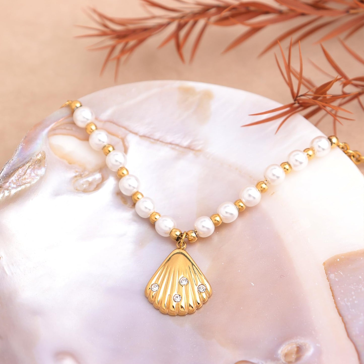 Frigotine Gold Shell Pendent Pearl Beaded Necklace for Women, Dainty Statement Seashell Textured Adjustable Chain Choker Summer Beach Jewelry Gifts