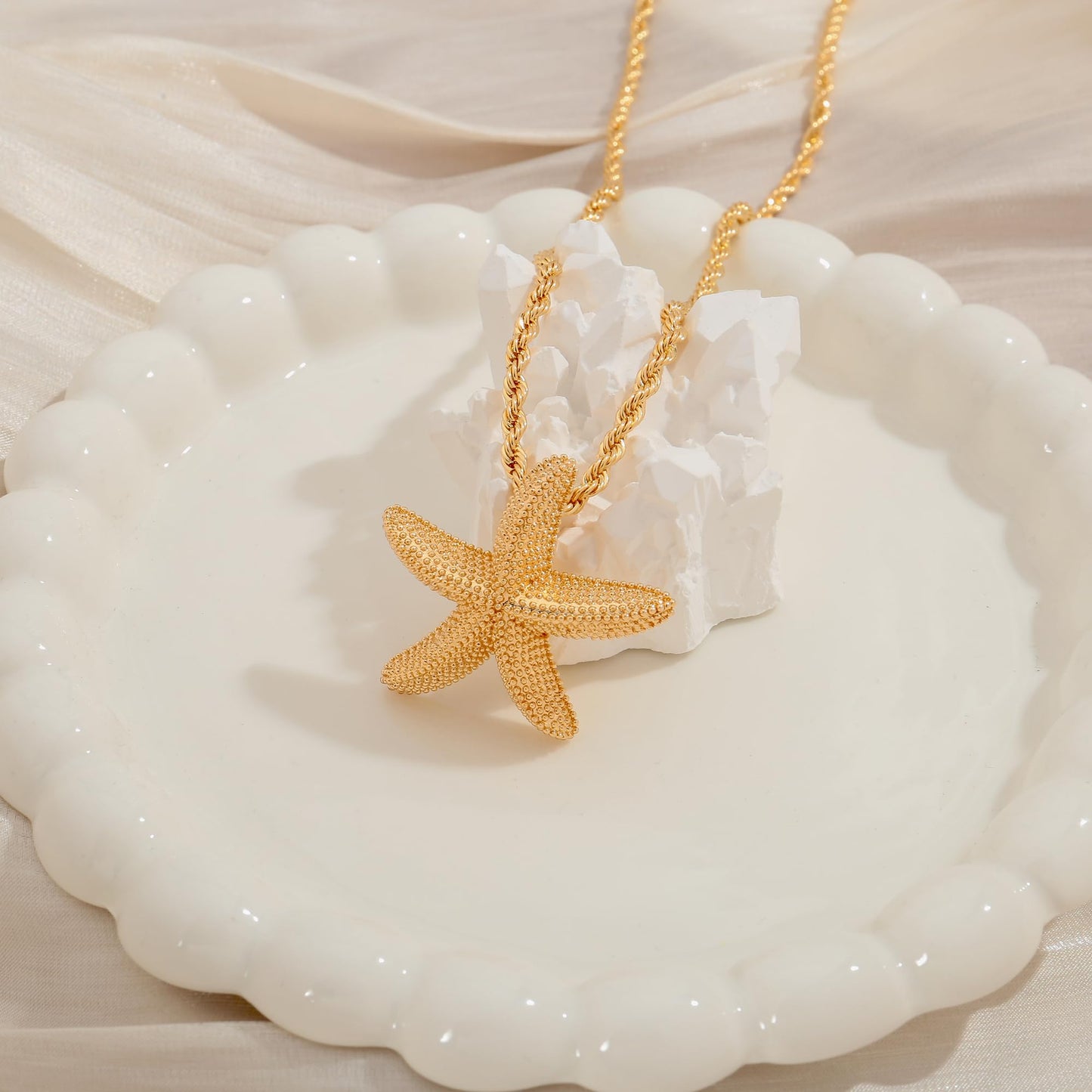 INNERDIVA Gold Starfish Pendant Necklace for Women 14k Gold Plated Summer Beach Beachy Ocean Jewelry Chunky Big Dainty Rope Chain Charm Necklaces Statement Seashell Shell Coastal Vacation Accessories