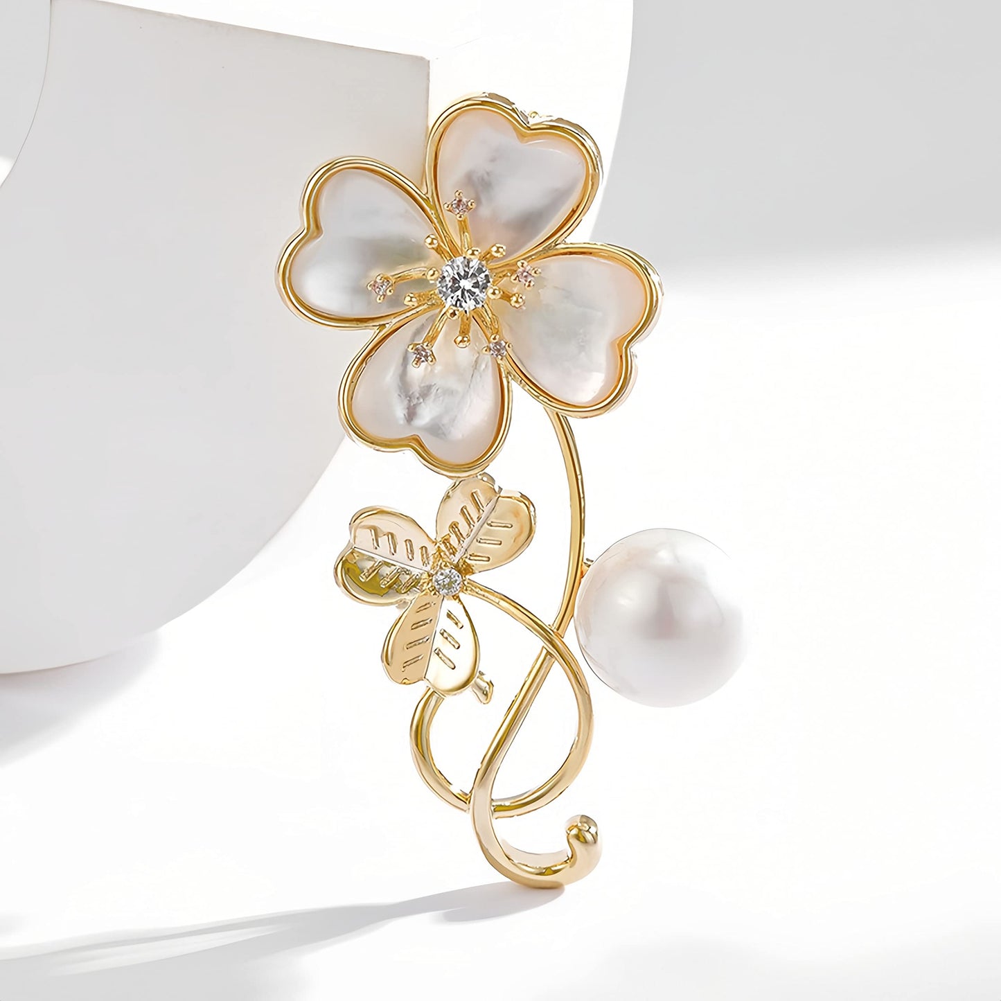 EMEGCY Four Leaf Clover Brooch for Women Lucky Clover Brooch Pin 18K Gold Plated 4 Leaf Clover Lapel Pin Jewelry for Mom Wife Birthday Anniversary Christmas
