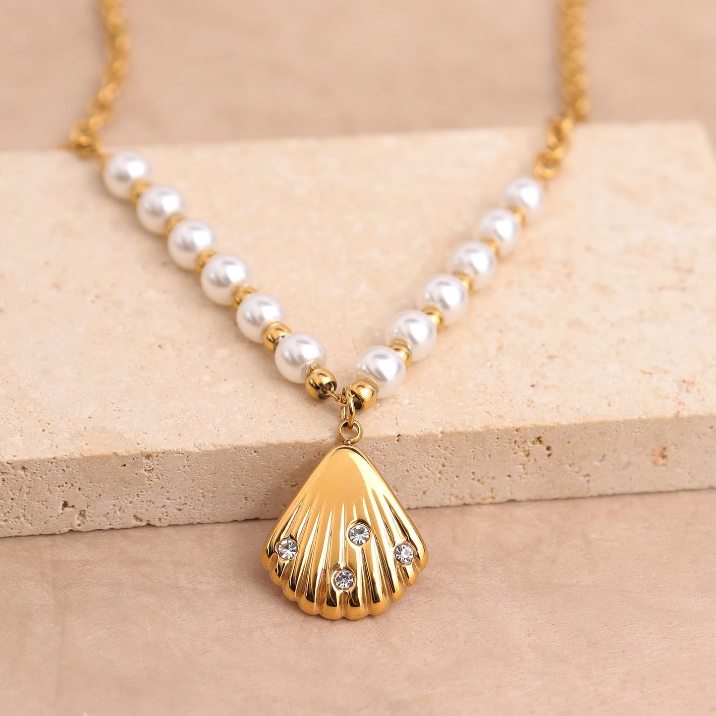 Frigotine Gold Shell Pendent Pearl Beaded Necklace for Women, Dainty Statement Seashell Textured Adjustable Chain Choker Summer Beach Jewelry Gifts