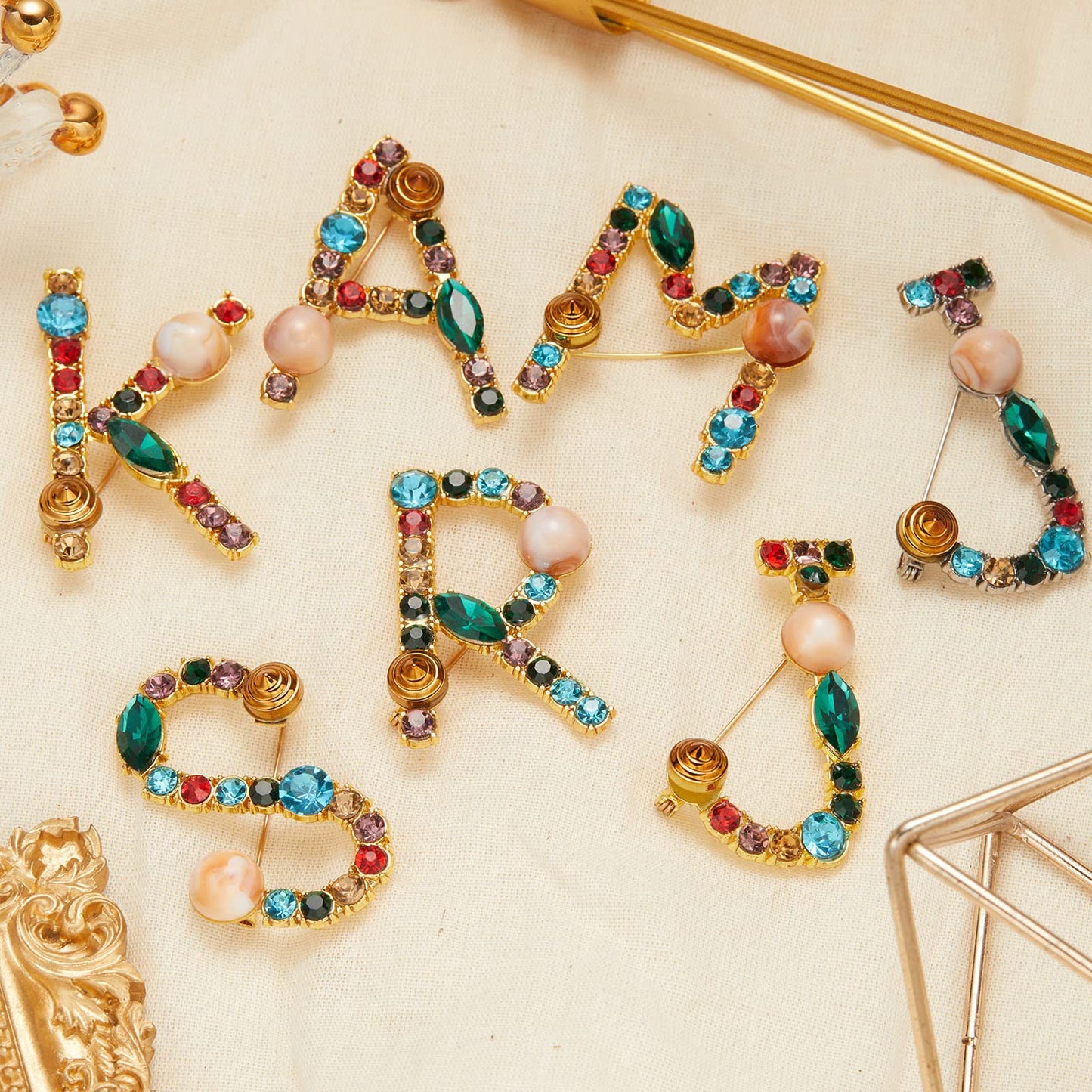 RINHOO Pearl Initial Brooch Pin Crystal A-Z 26 Alphabet Letters Brooch Colorful Enamel Breastpin Pin Jewelry for women Gifts (Gold-M)