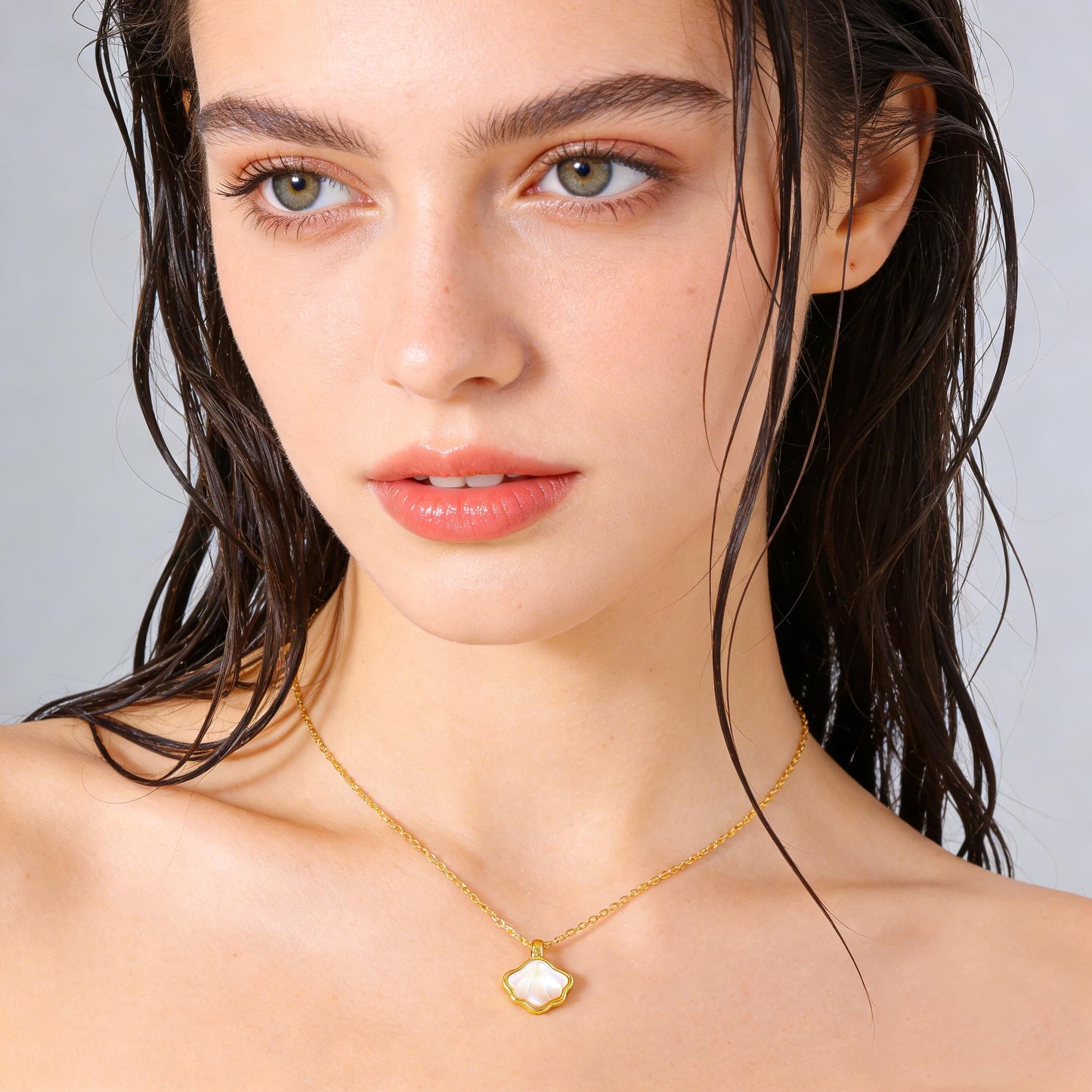YUJIE Gold Shell Pendant Necklace for Women Dainty 14K Gold Plated Scallop Charm Summer Beach Minimalist Jewelry