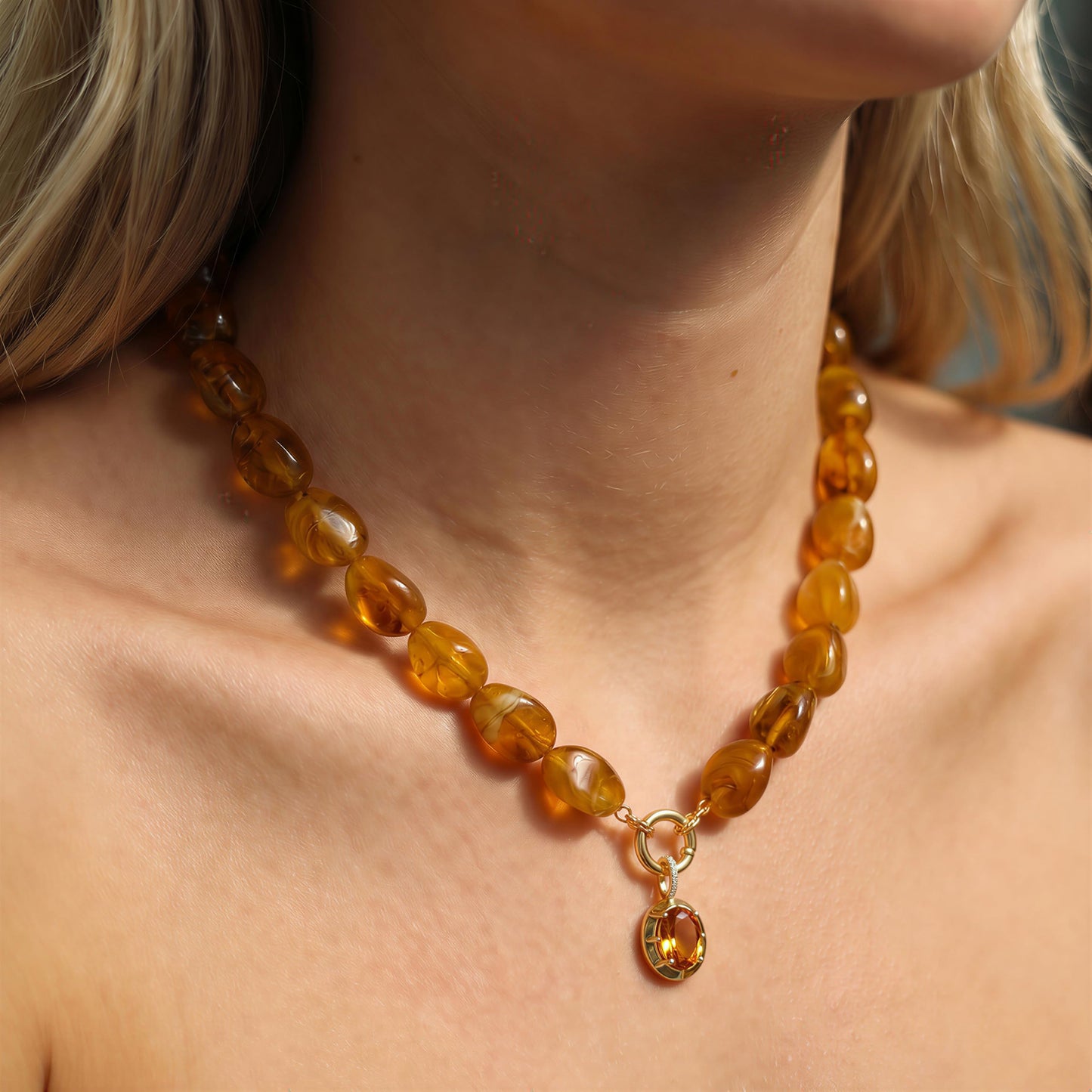 Vintage Amber Acrylic Beaded Necklace for Women, 14K Gold Plated Statement Necklace with Cubic Zirconia Pendant, Boho Chunky Resin Choker Necklace, Retro Chunky Necklaces for Wedding Party Prom Jewelry Gifts