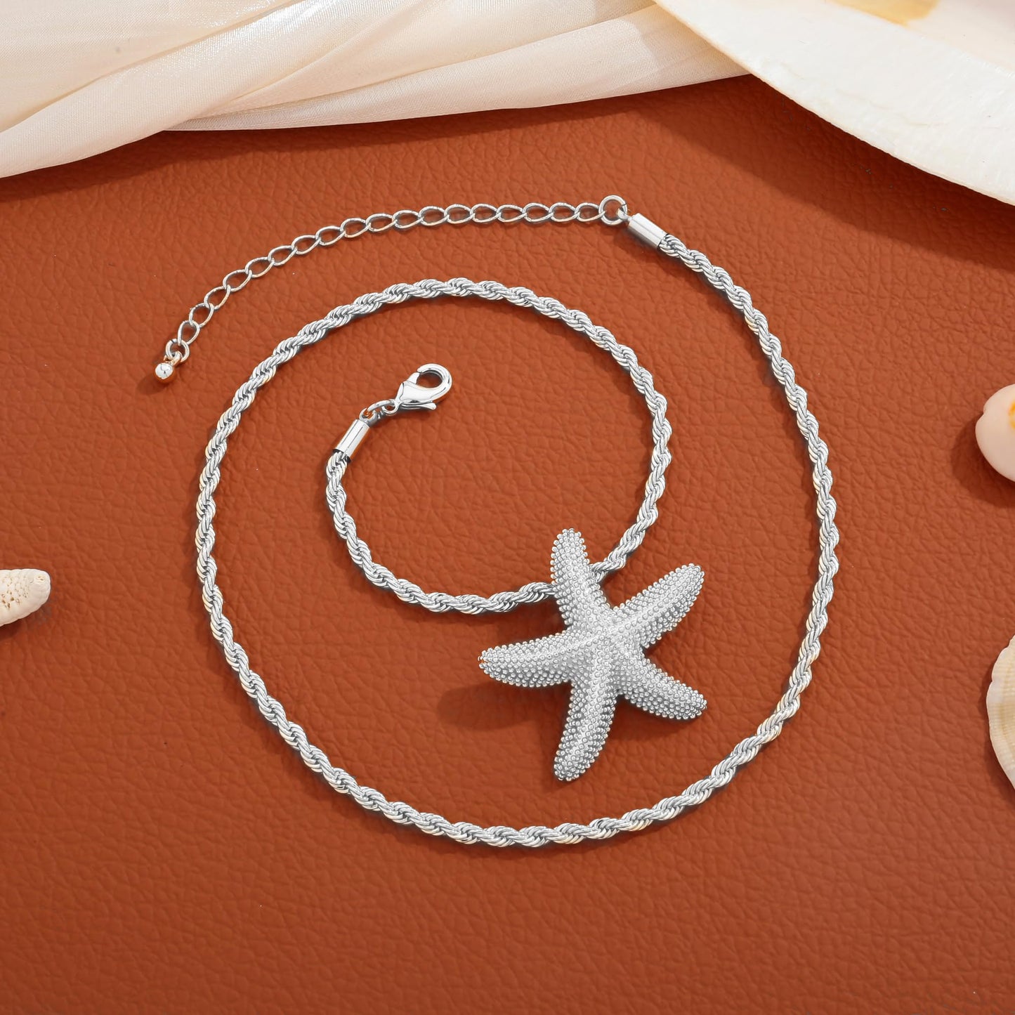 INNERDIVA Delicate Starfish Pendant Necklace, Silver-Tone Twisted Chain Beach Jewelry for Women - Summer Ocean Inspired Adjustable Necklace with Imitation Silver Plating