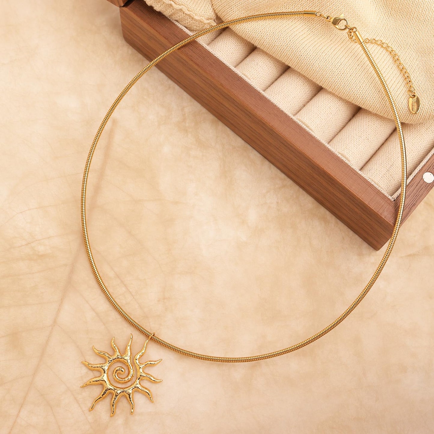 Frigotine Chunky Gold Sun Pendant Necklace for Women，Trendy Charm Thick Adjustable Snake Chain Hollow Sunburst Choker Nacklaces Fall Winter Prom Jewelry Gift.