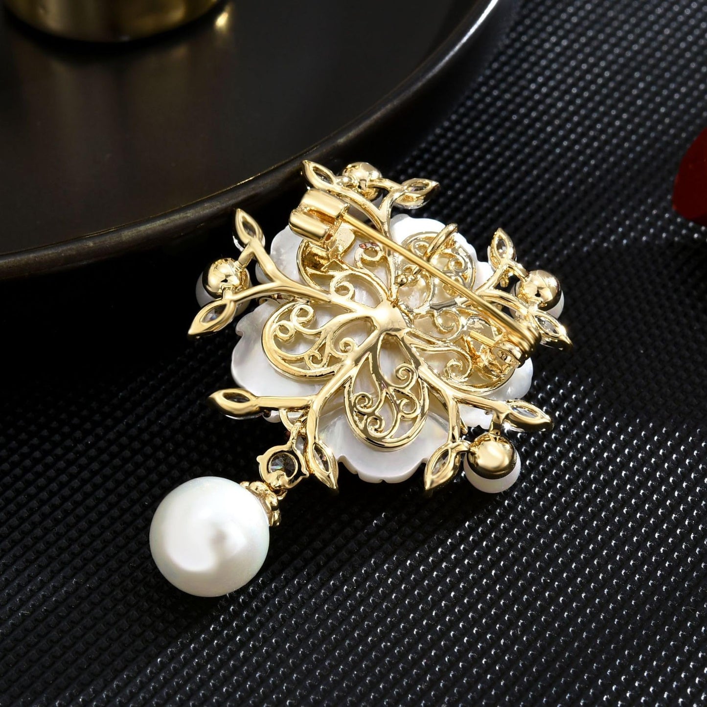 EMEGCY Gold Pearl Flower Brooch for Women Pearl Pin Flower Lapel Pin 18K Gold Plated Rhinestone Jewelry Gift for Mom Wife Sister Bride Wedding Brooches