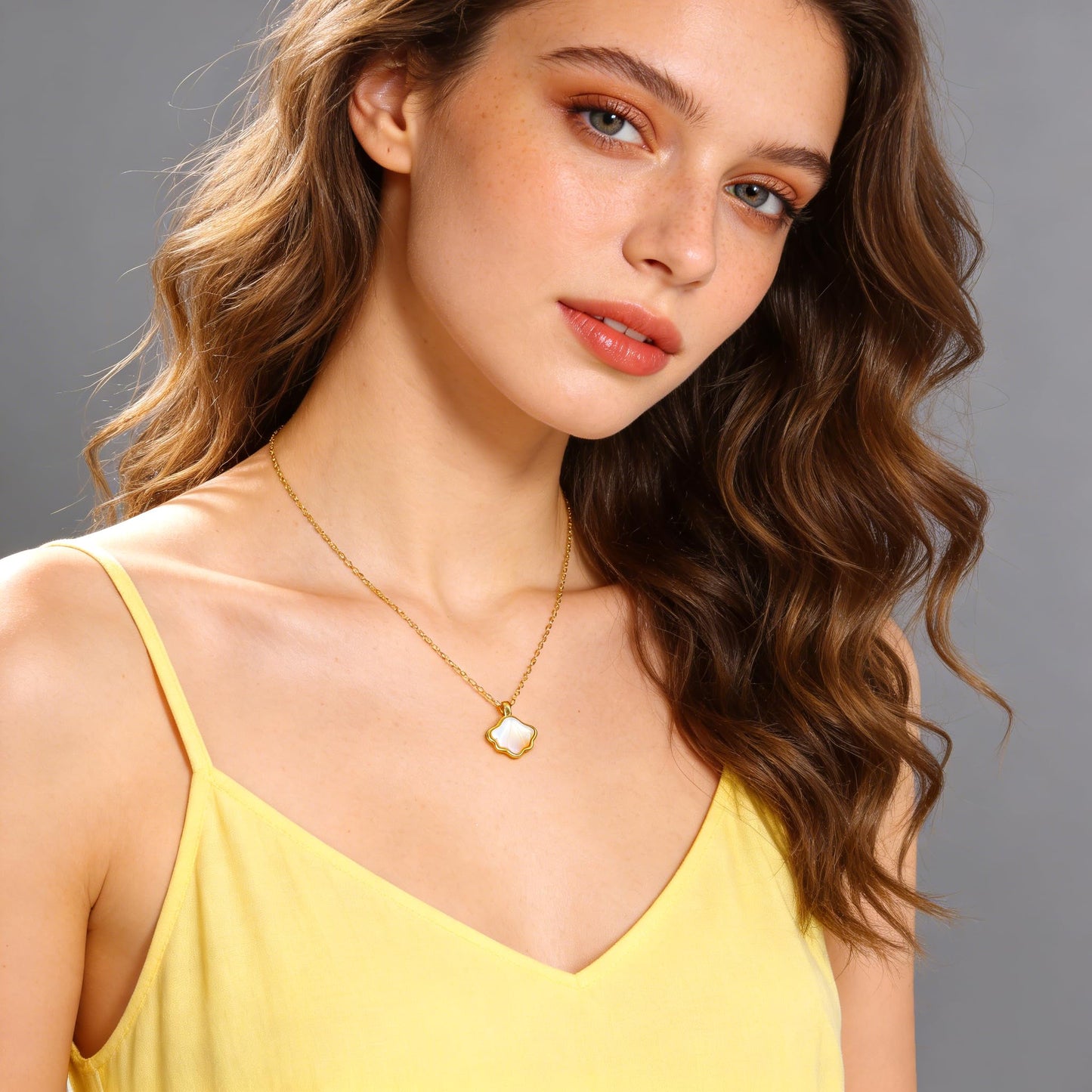 YUJIE Gold Shell Pendant Necklace for Women Dainty 14K Gold Plated Scallop Charm Summer Beach Minimalist Jewelry