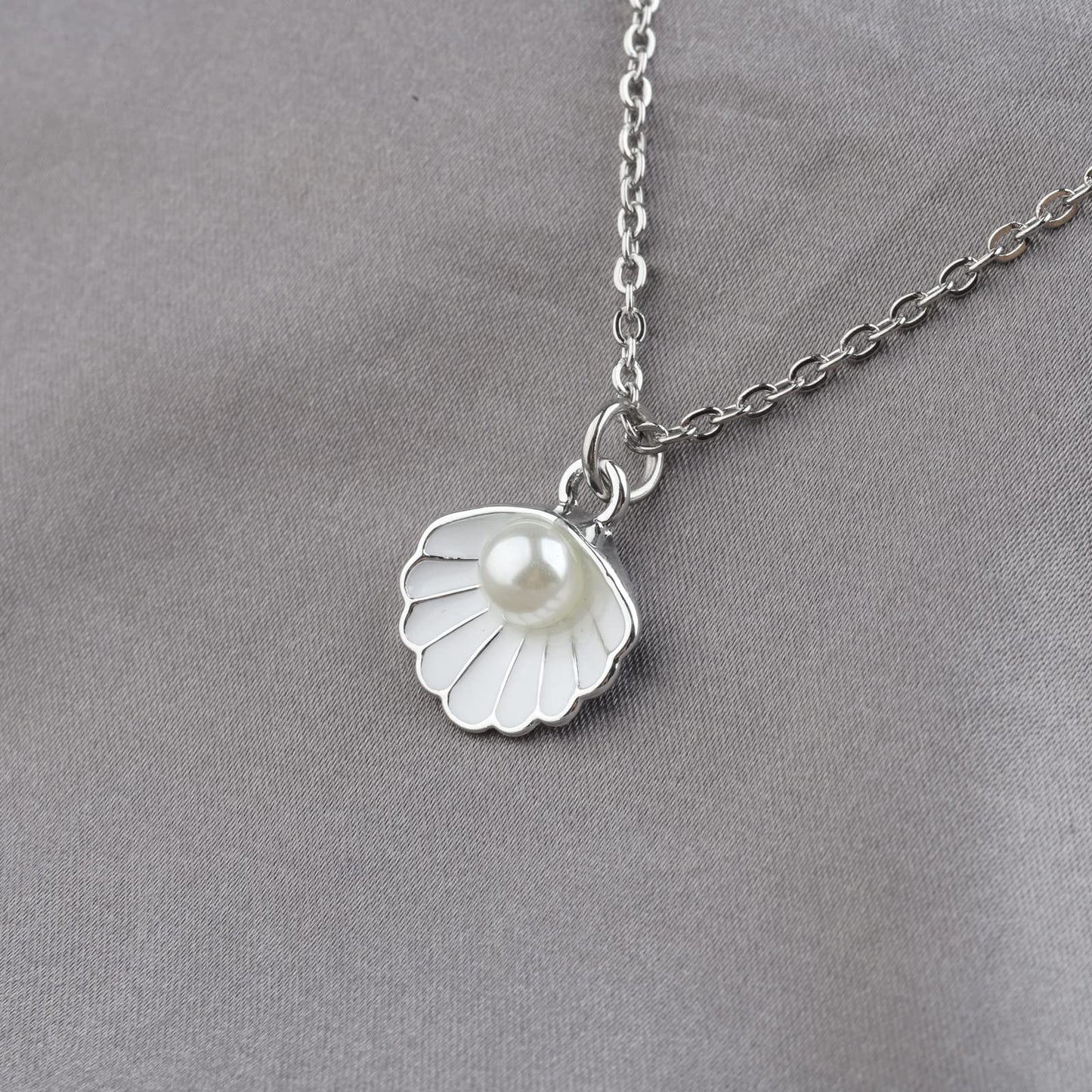 BNQL Seashell Pendant Necklace Beach Lover Gifts Scallop Necklace Enamel Seashell Jewelry Gifts for Women