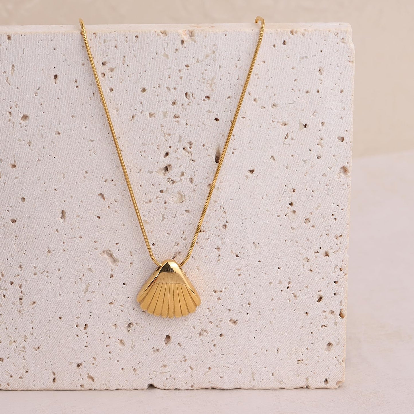 Frigotine Dainty Gold Shell Pendent Necklace for Women, Trendy Simple Statement Seashell Textured Adjustable Snake Chain Choker Summer Beach Jewelry Gifts