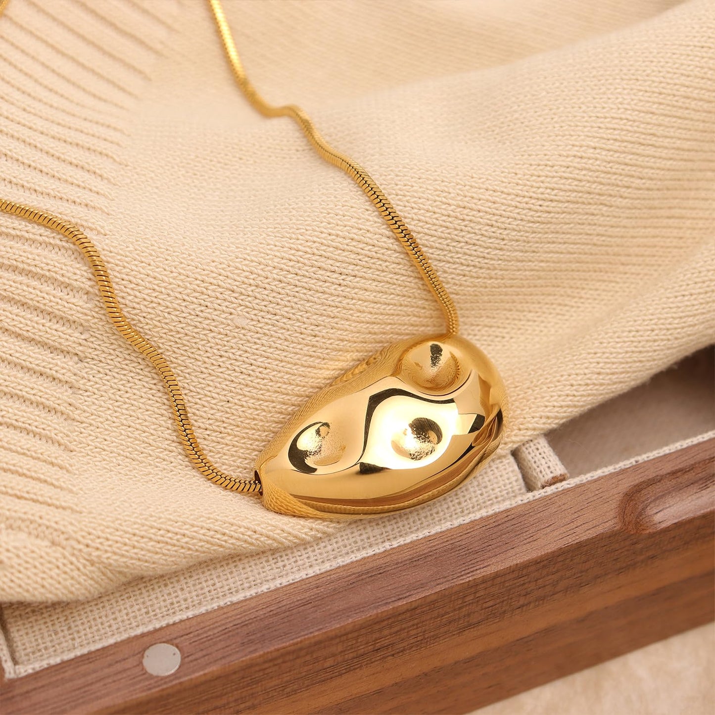 Frigotine Chunky Golden Teardrop Pendant Necklace for Women，Trendy Statement Charm Thick Adjustable Hammered Hollow Long Chain Nacklaces Fall Winter Prom Jewelry Gift.