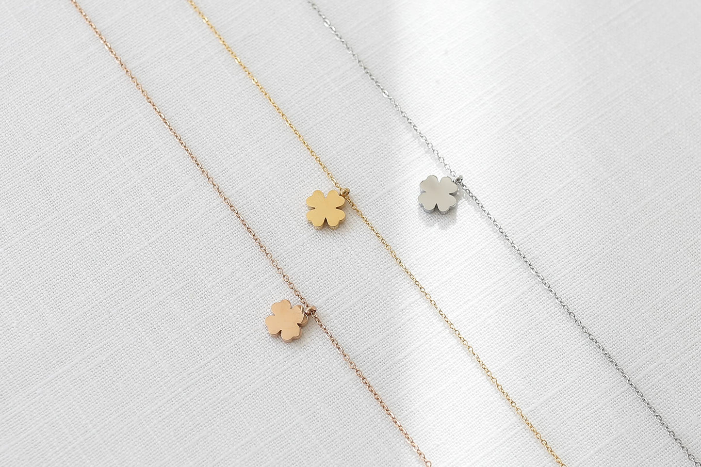 LUUK LIFESTYLE Feminine necklace made of stainless steel with clover pendant and HAPPINESS gift card, fashion jewelry for women and teenagers, 19”, travel lucky charm, trendy accessory for her, gold