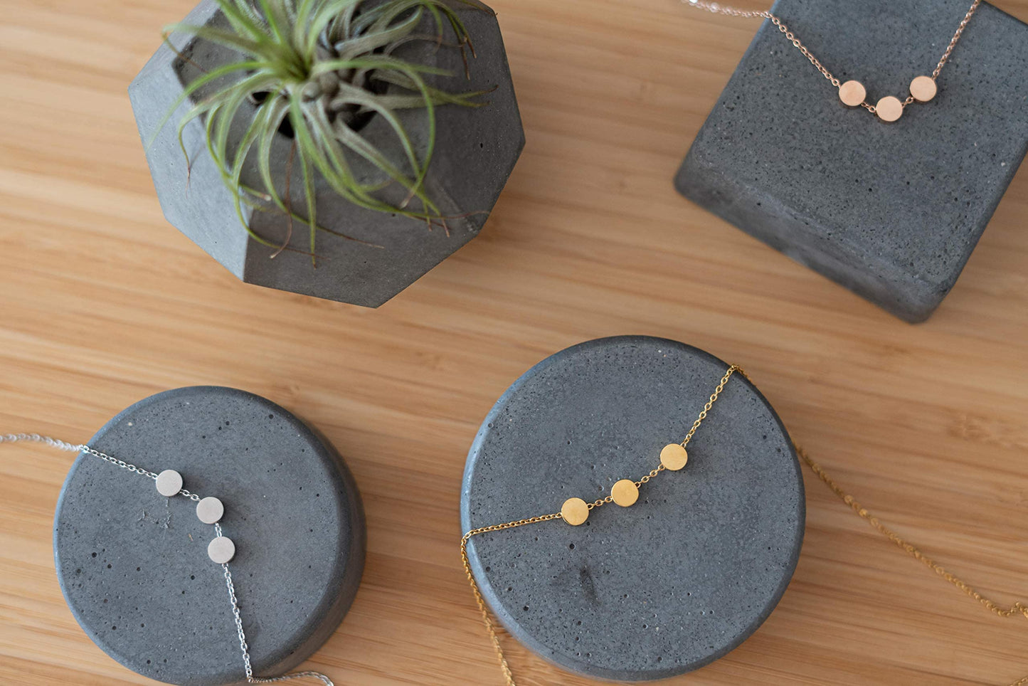 LUUK LIFESTYLE Stainless steel necklace for women with three circle pendant and HAPPINESS gift card for loved ones, round and circular design, chic and classy jewelry, trendy magnetic look, silver