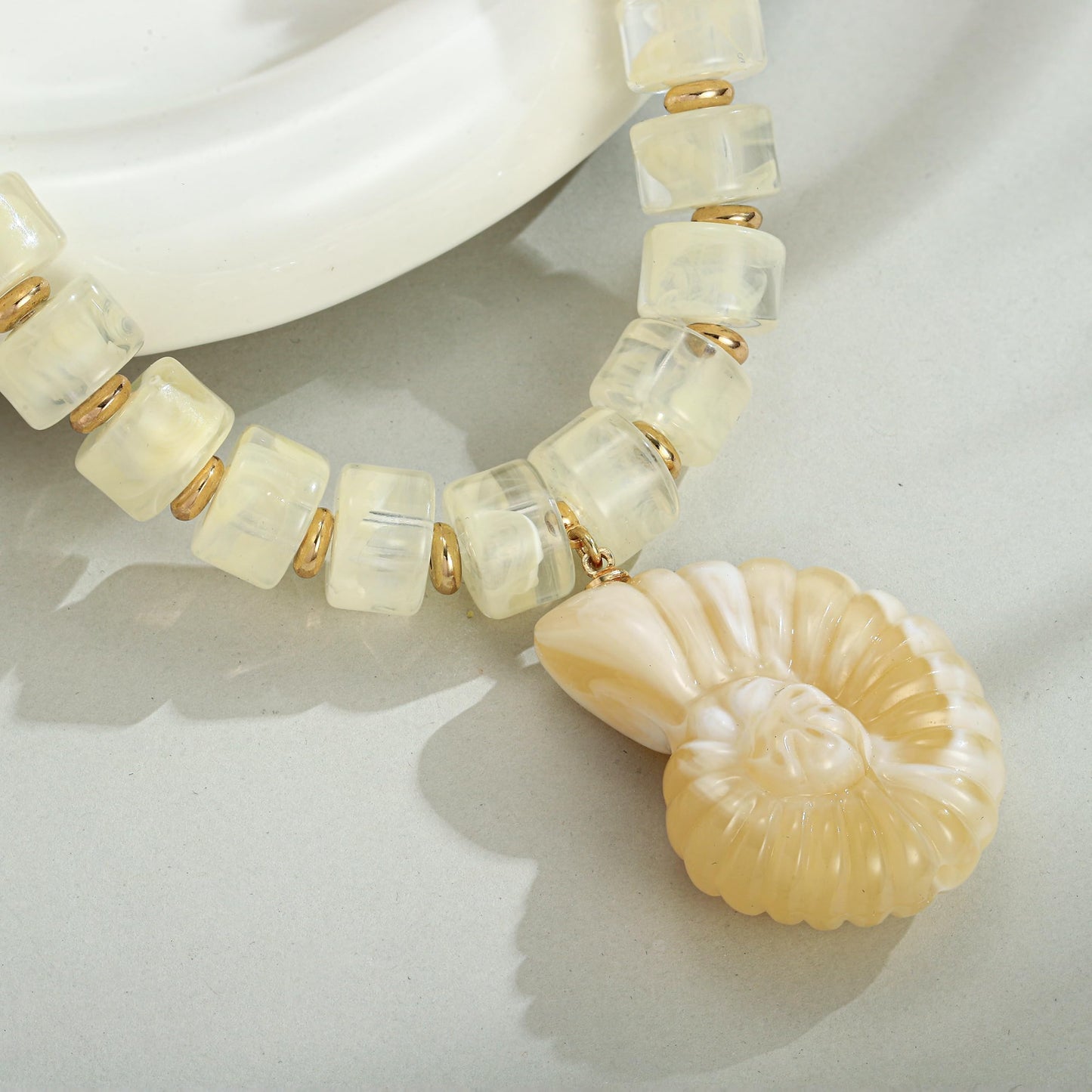 CLASSYZINT White Resin Bead Necklace with Conch Shell Pendant Beach Necklace for Women Adjustable Chain Statement Necklace Ocean Theme Accessory
